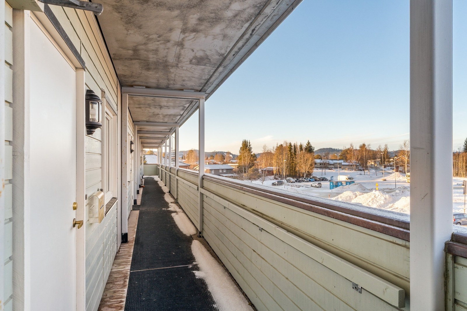 Takoverbygd inngang via svalgang. Galleribilde