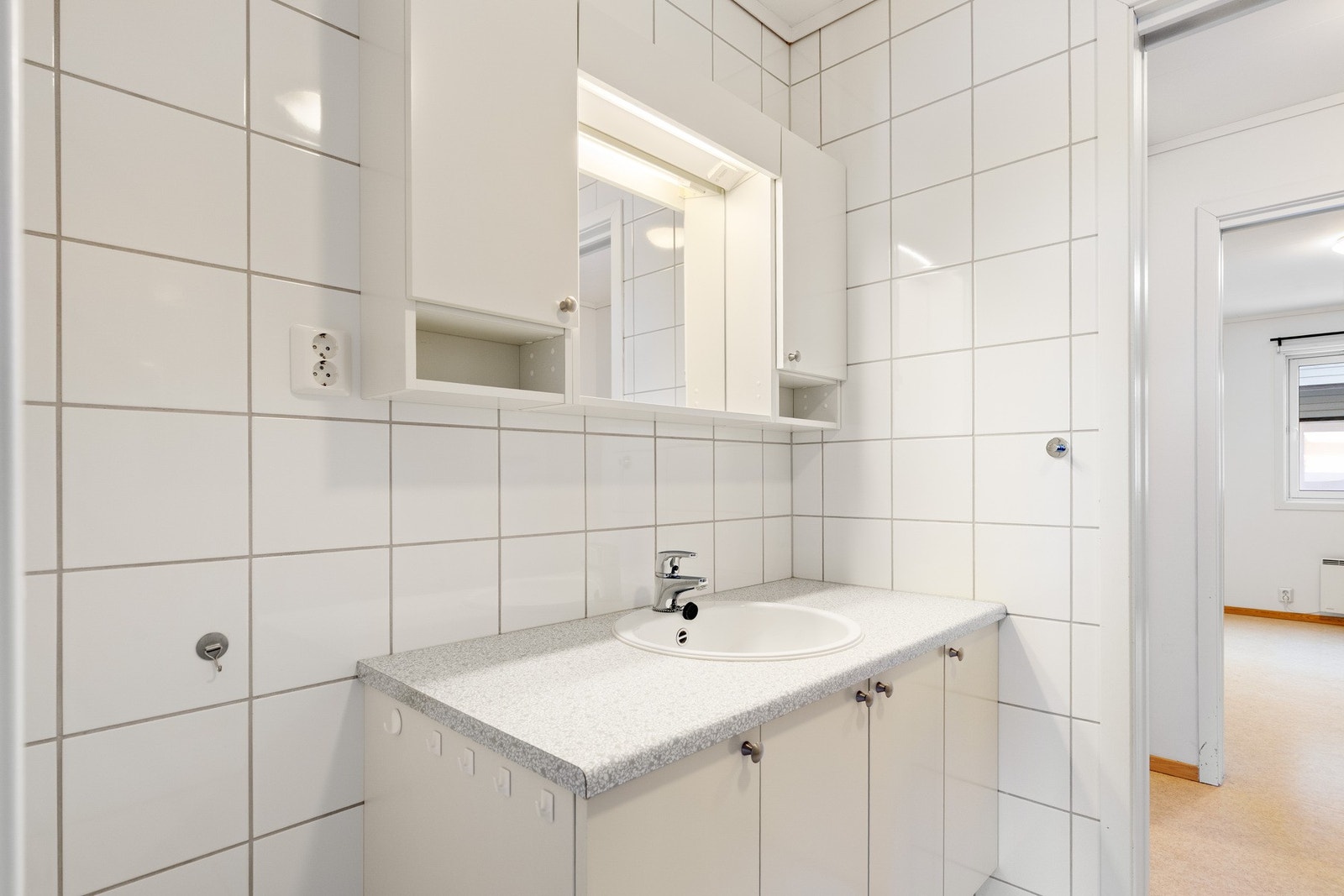 Godt med oppbevaring for hygieneprodukter. Galleribilde