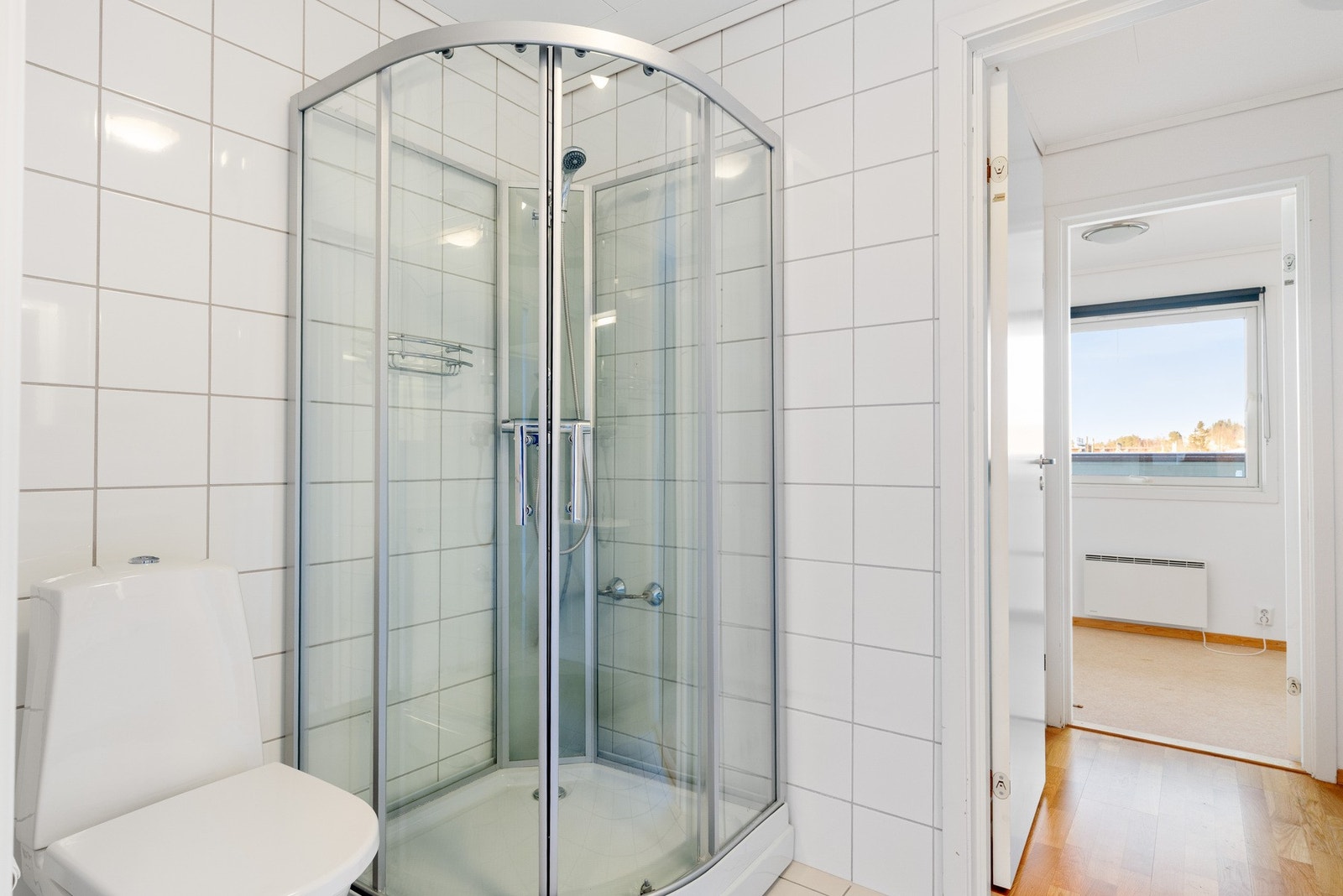 Badet er på 4,5 kvm. og har dusjkabinett som sikrer rygg avrenning o lengre levetid. Galleribilde