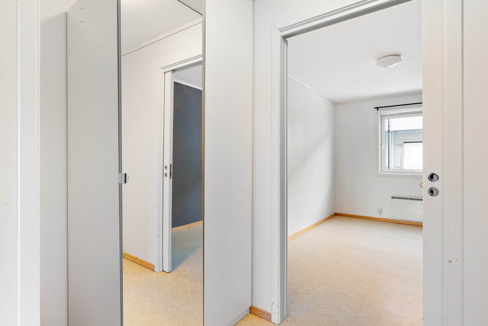 Bod/garderobe ved hovedsoverommet på 3,5 kvm. Galleribilde