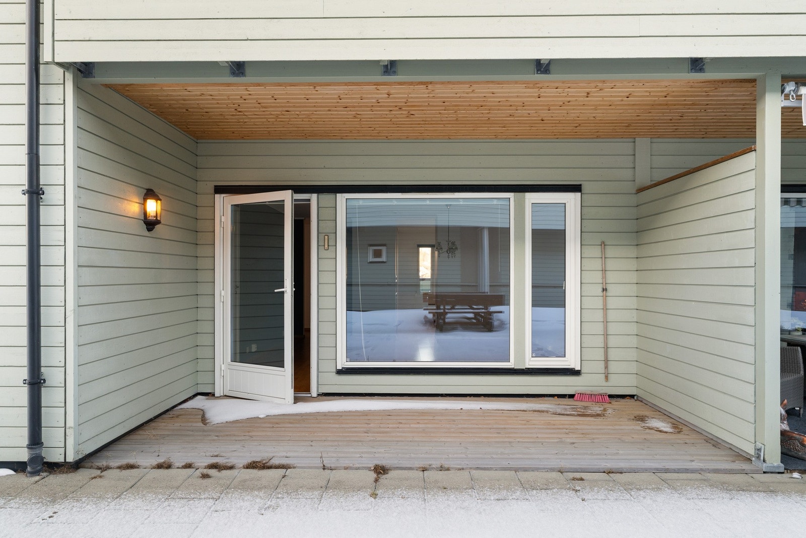 Terrassen er på ca. 8 kvm med gode møbleringsmuligheter. Galleribilde