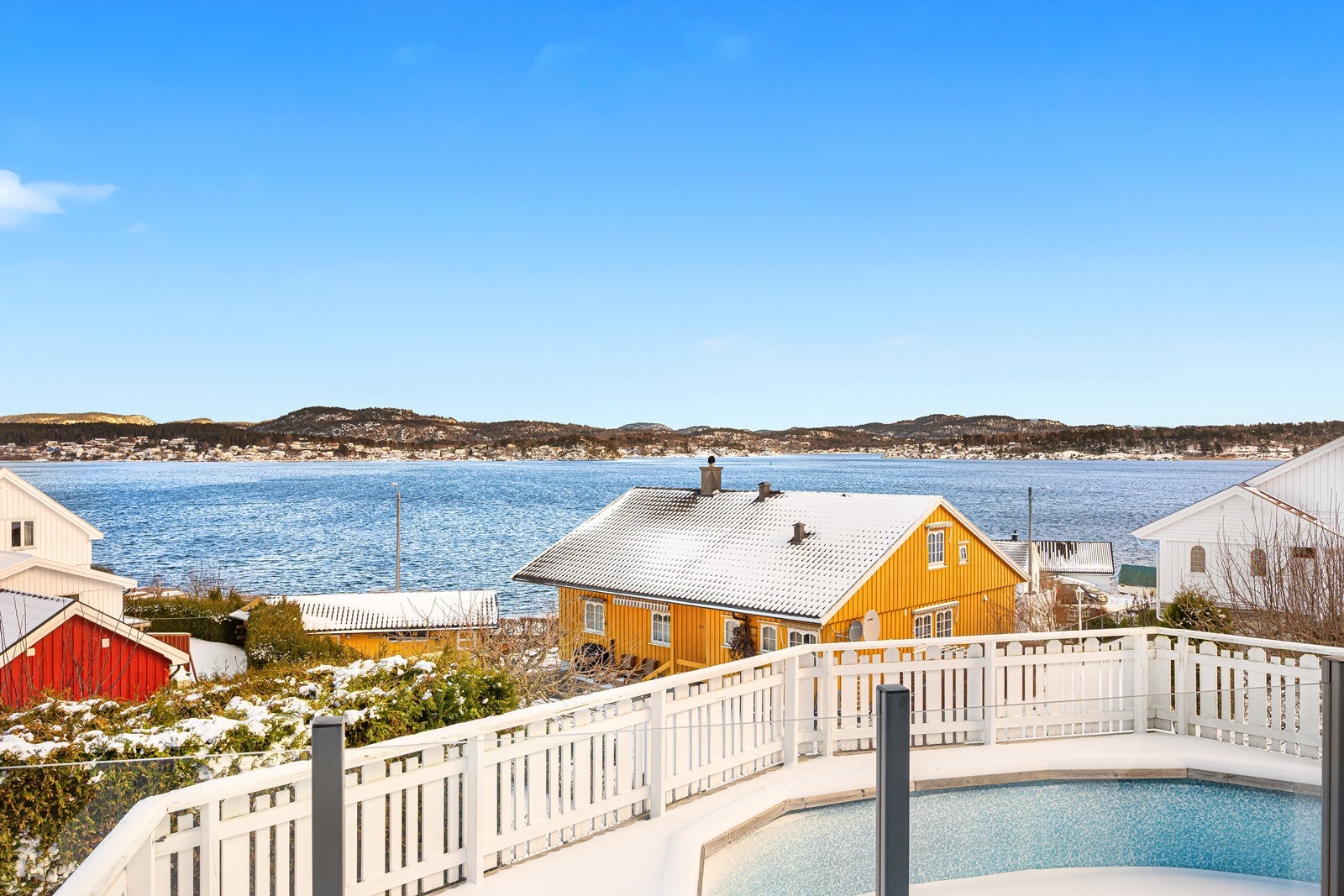 Sjøutsikten kan nytes fra terrasse, svømmebasseng og ikke minst inne i boligen Galleribilde
