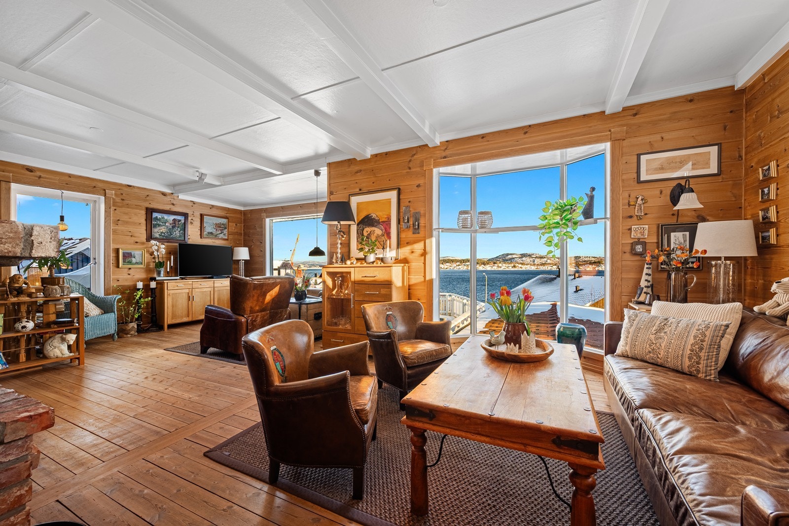 I stuen er det store vindusflater som slipper inn den flotte utsikten og rikelig med naturlig lys Galleribilde