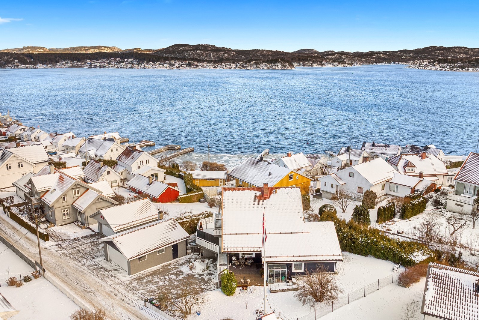 Boligen har en stor oppkjørsel, med gode parkeringsforhold og dobbel garasje! Galleribilde