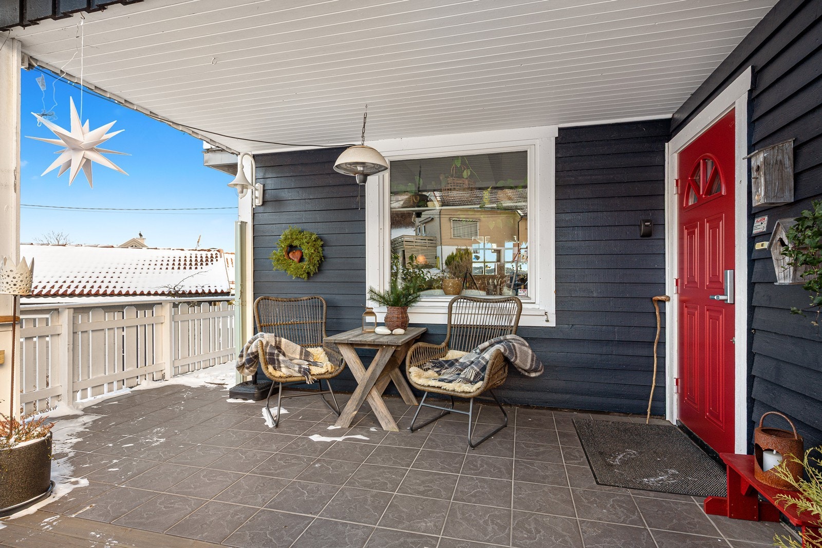 Overbygget og solrikt inngangsparti mot nordvest Galleribilde