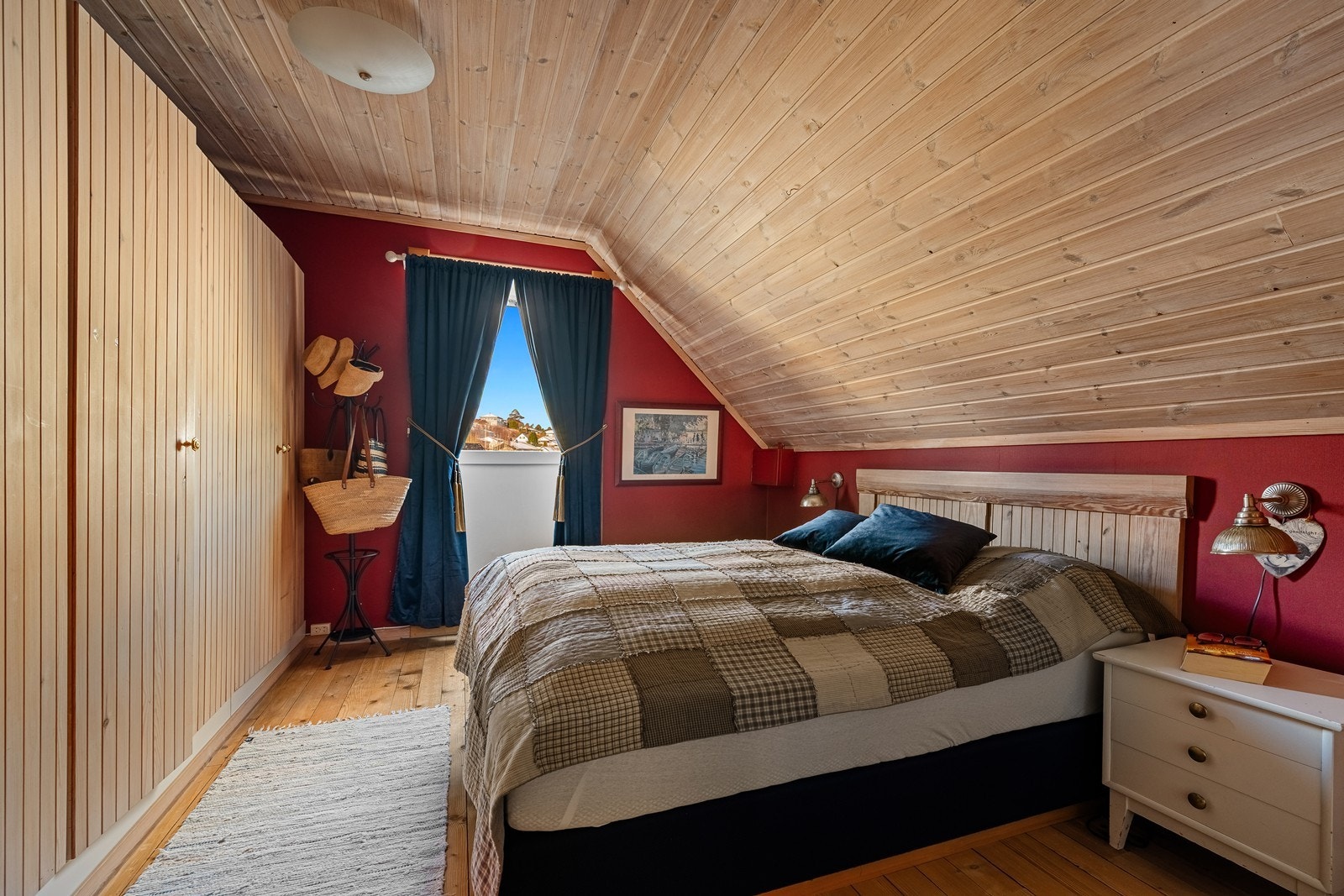 Hovedsoverommet har rikelig med skapplass og utgang til egen balkong Galleribilde