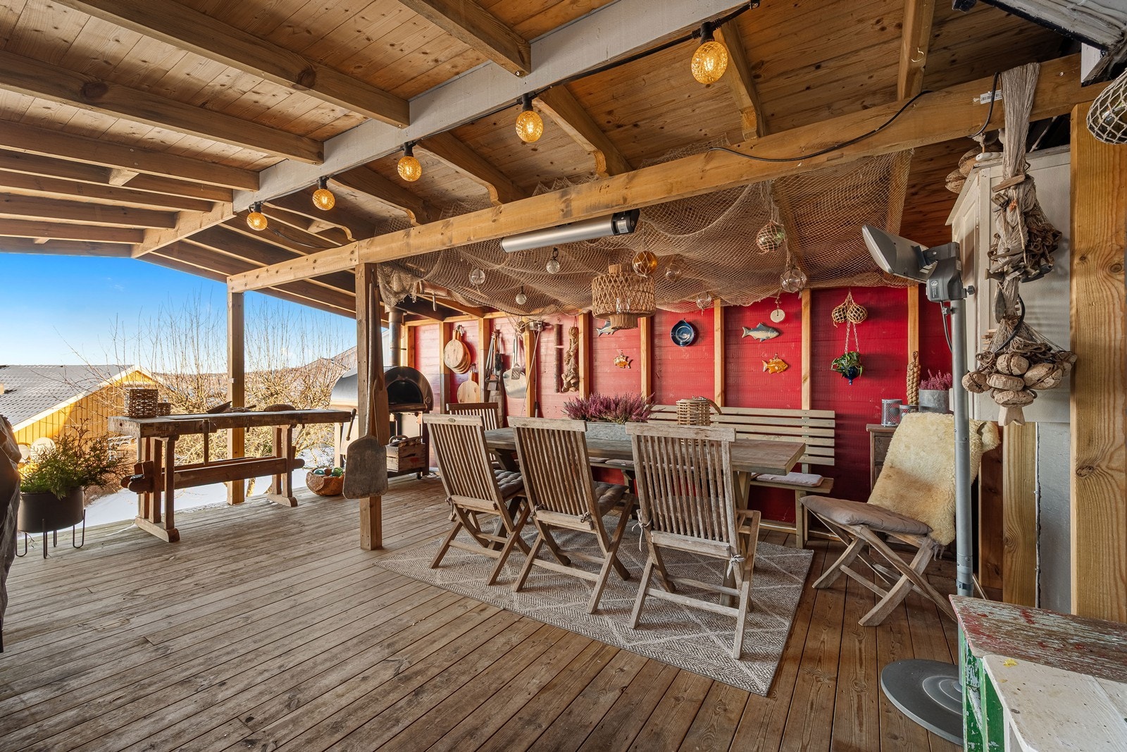 Om solen blir sjenerende eller været slår om, kan man trekke inn i utestuen Galleribilde