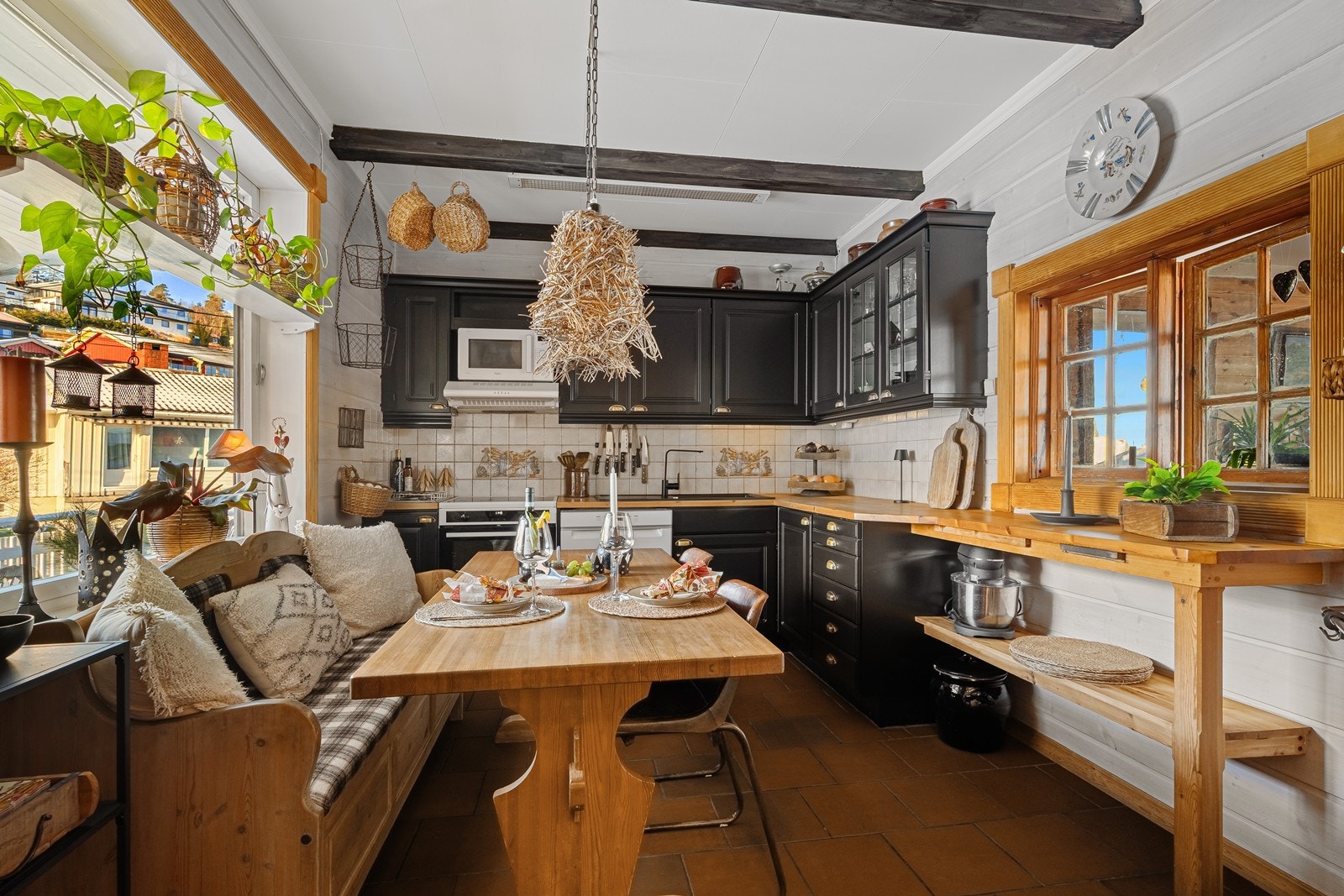 Kjøkken med plass til kjøkkenbordet. Innredningen ble lakkert i 2025 og har plass til frittstående hvitevarer Galleribilde