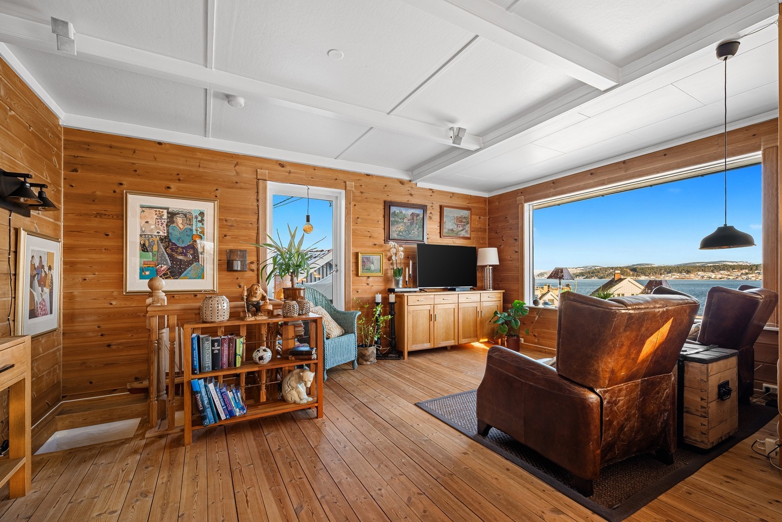 Det er utgang til det flotte uteområdet fra stuen Galleribilde