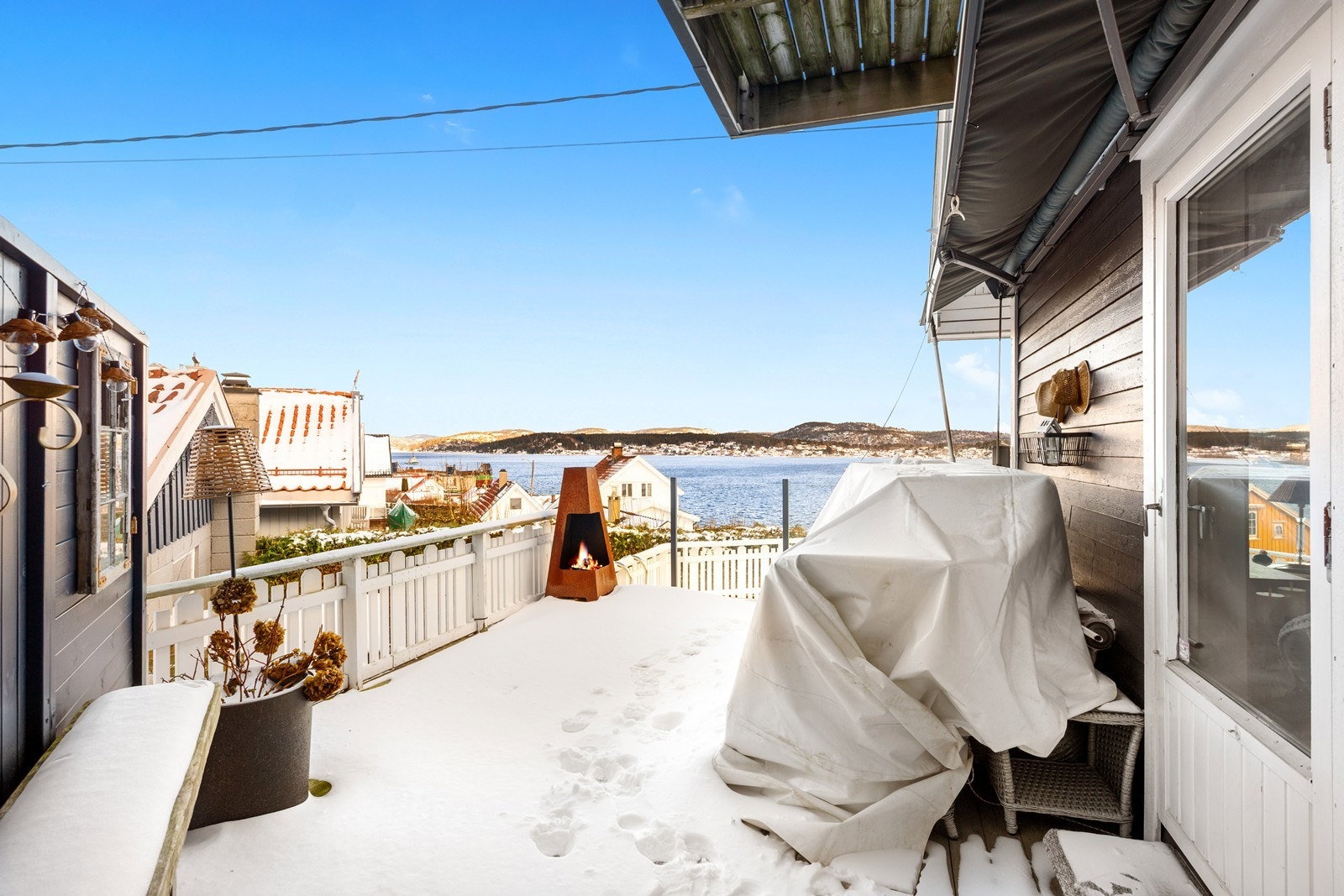 Terrassen strekker seg rundt boligen, slik at en kan flytte seg etter sola! Galleribilde