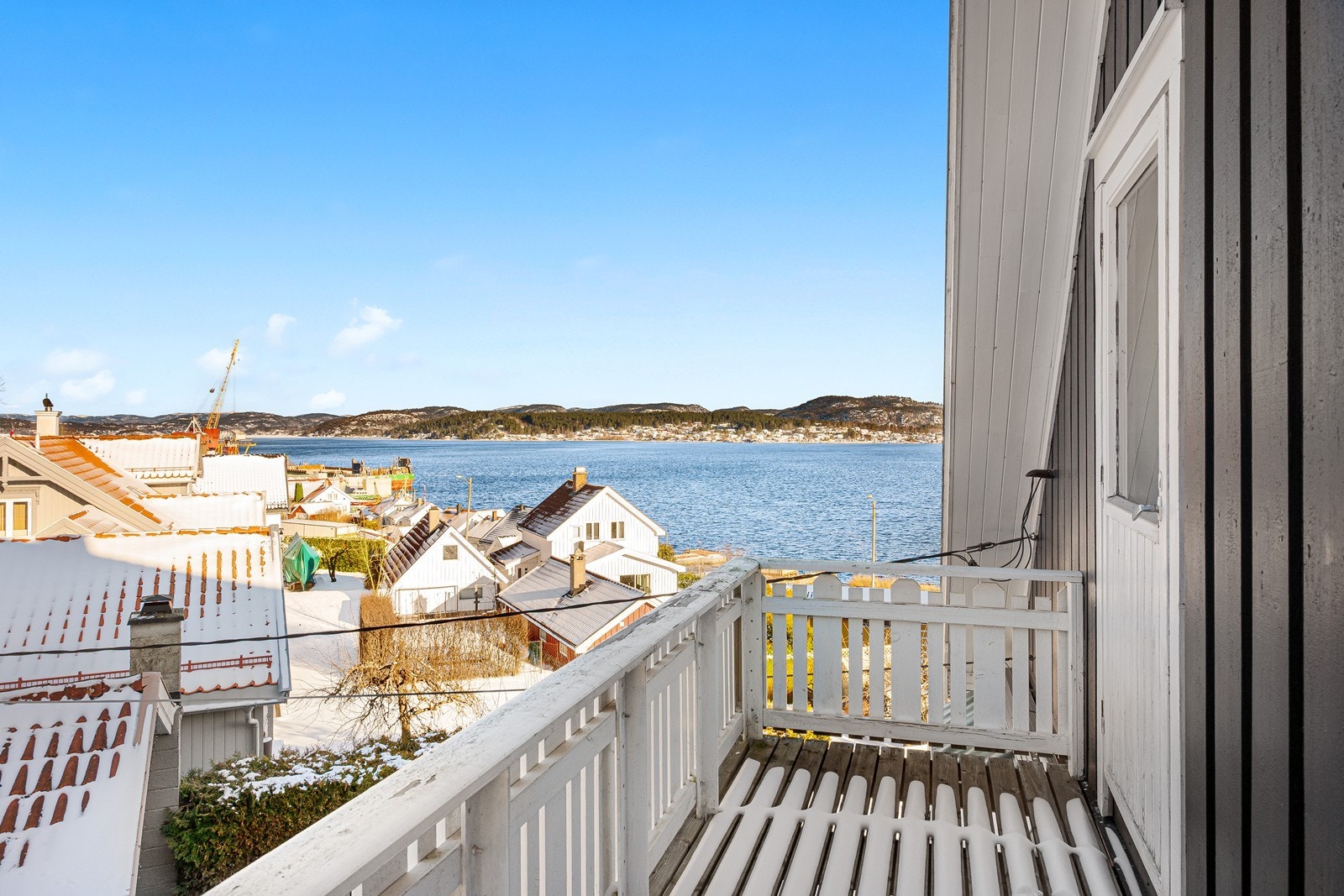 Fra balkongen er det utsikt til sjøen Galleribilde