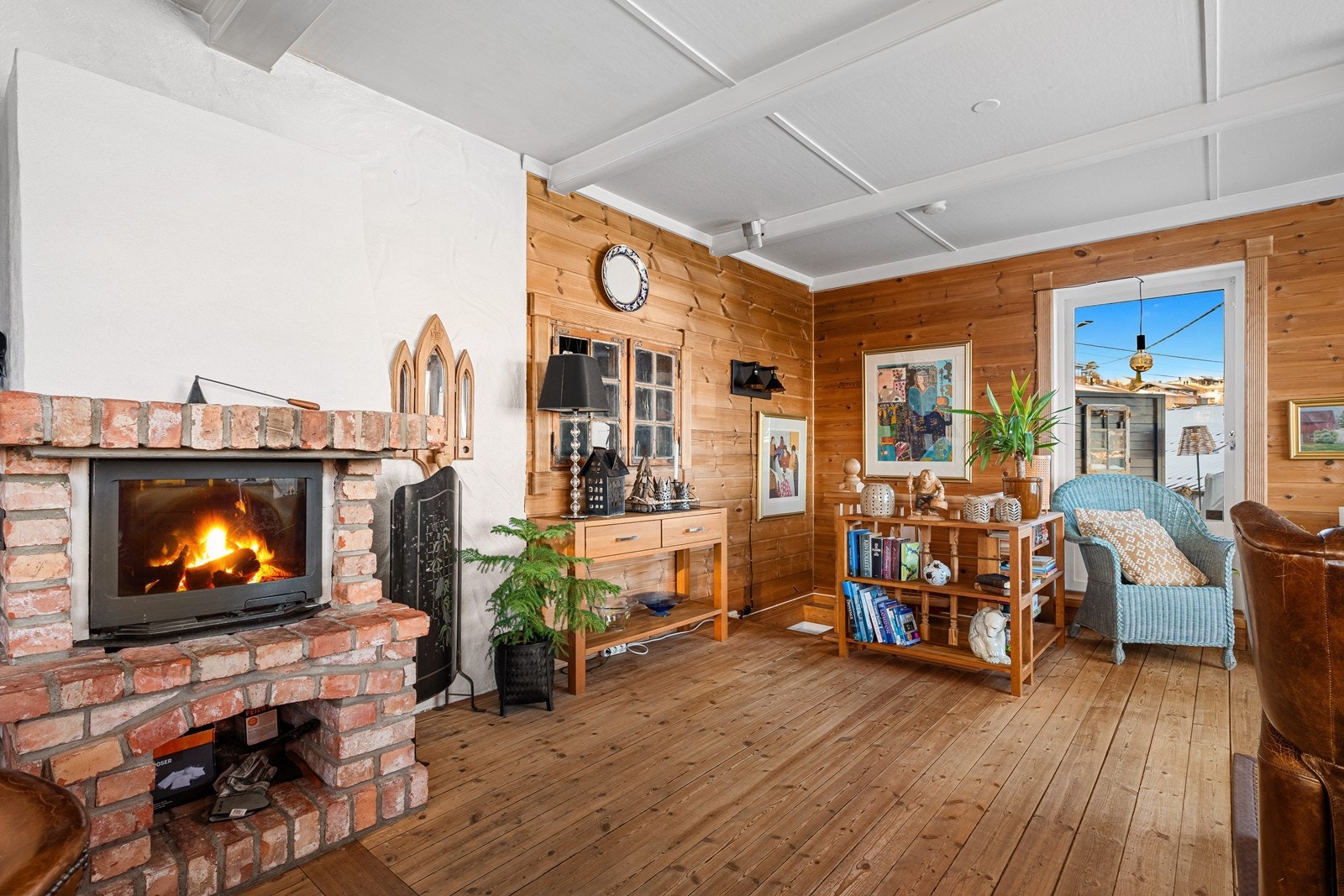 Det er murt opp peis i stuen, og det er også montert vegghengt varmepumpe Galleribilde