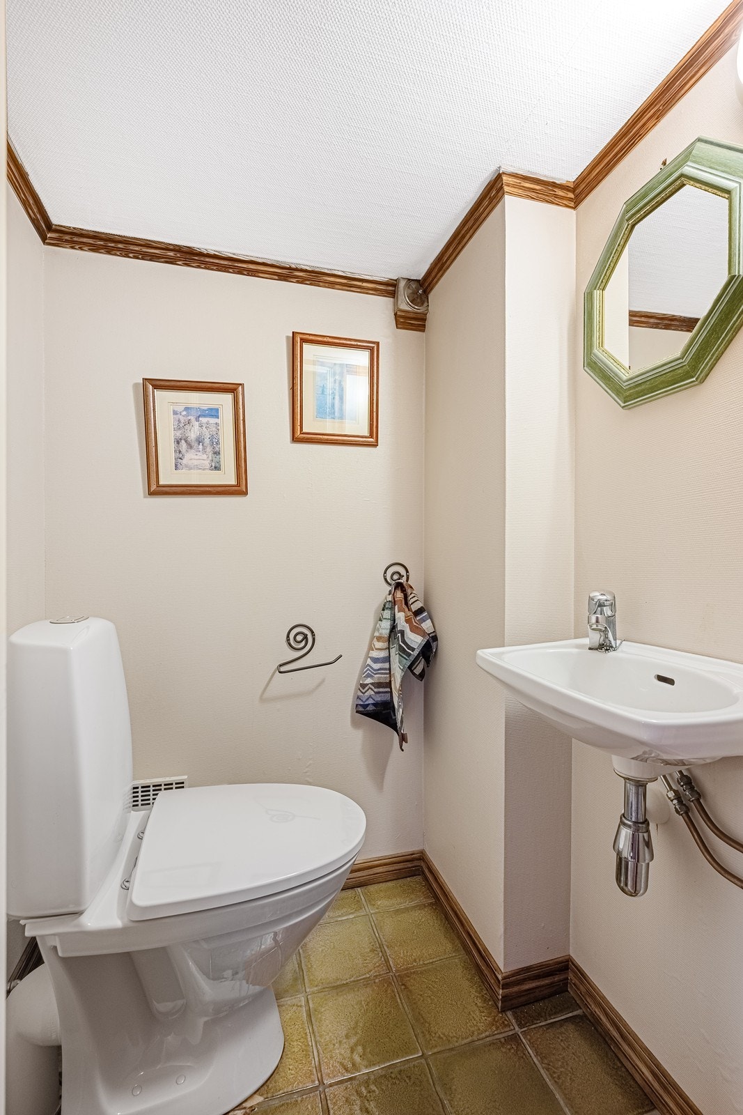 Toalettrom i kjellerstue Galleribilde