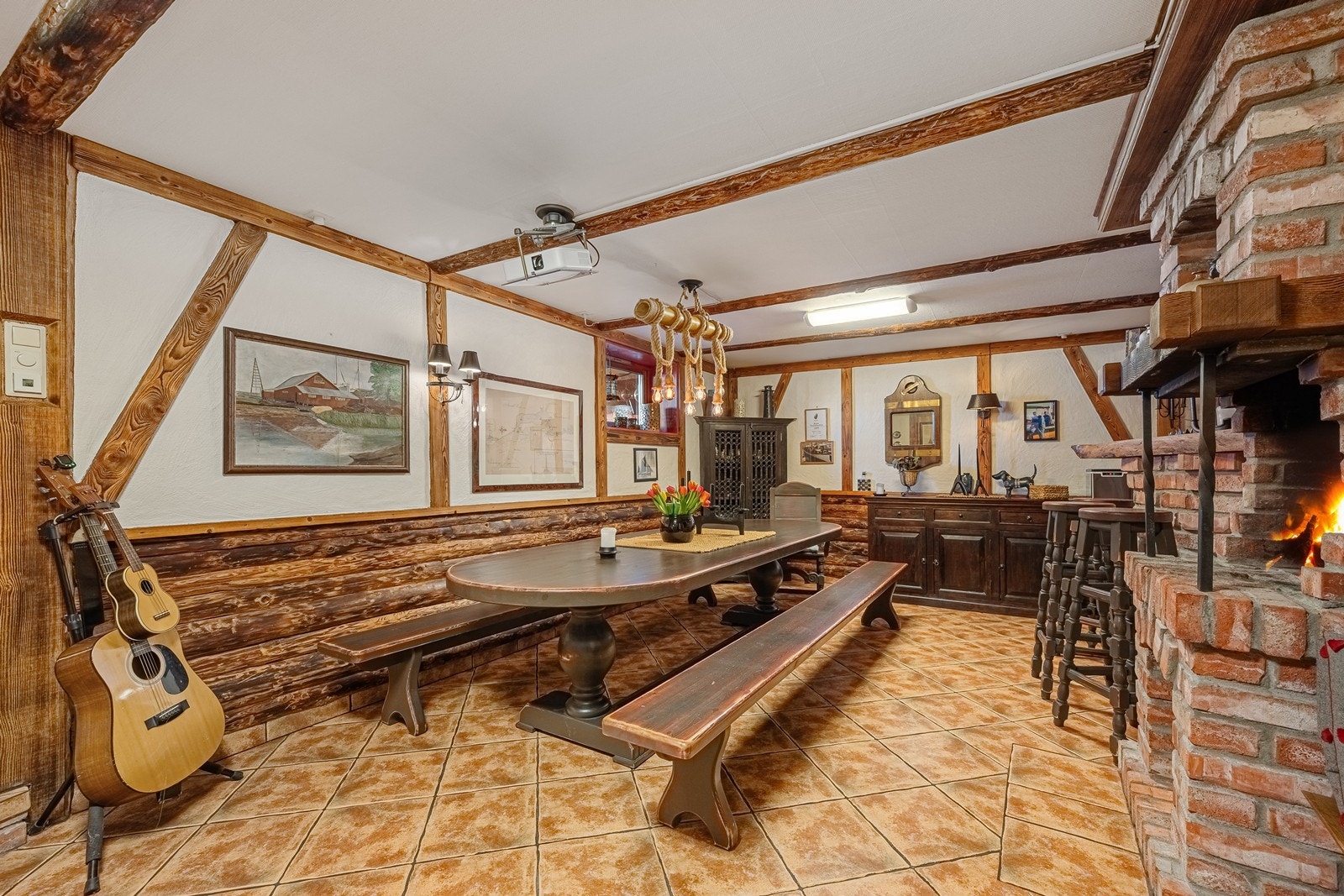 Ned i kjelleren kommer man til den store kjellerstuen Galleribilde