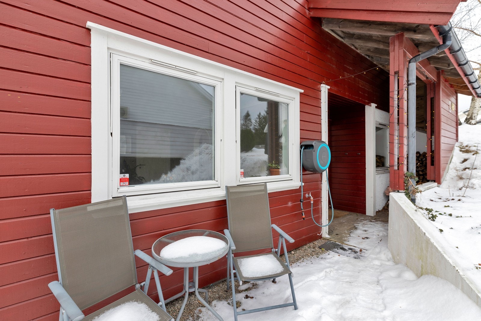 Sitteplass i tilknytning til inngangsparti. Galleribilde