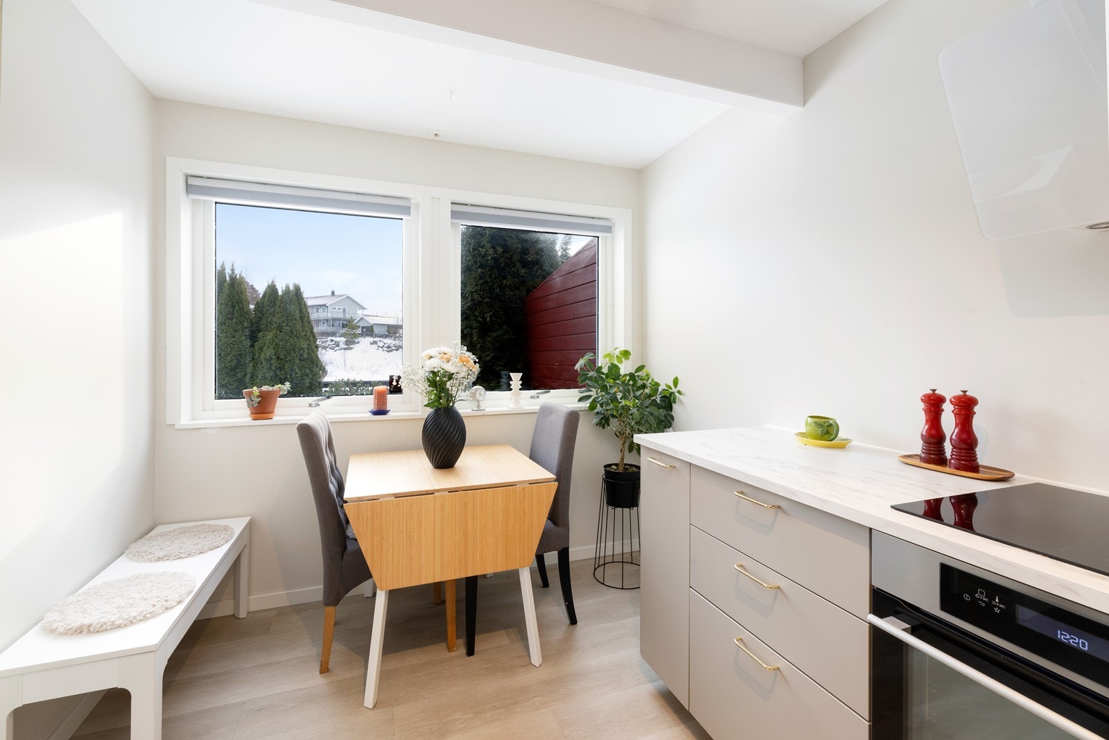 Spiseplass på kjøkken med trivelig utsikt over hagen. Galleribilde