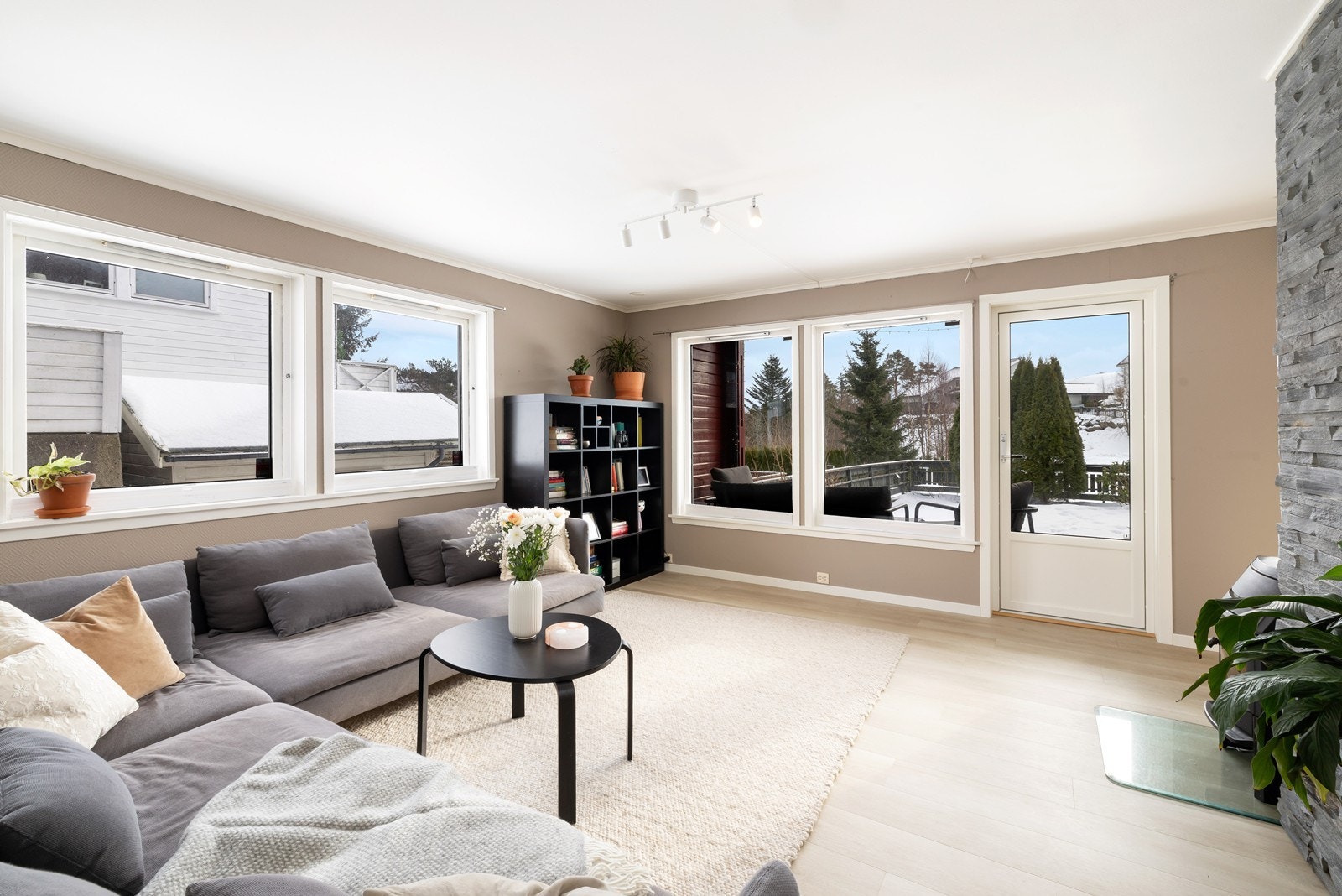 Selv om du her har store vinduer og godt med lys, framstår stuen som usjenert og med trivelig utsikt over egen hage. Hagen ligger ett høydenivå over fellesarealene i forkant av denne. Galleribilde