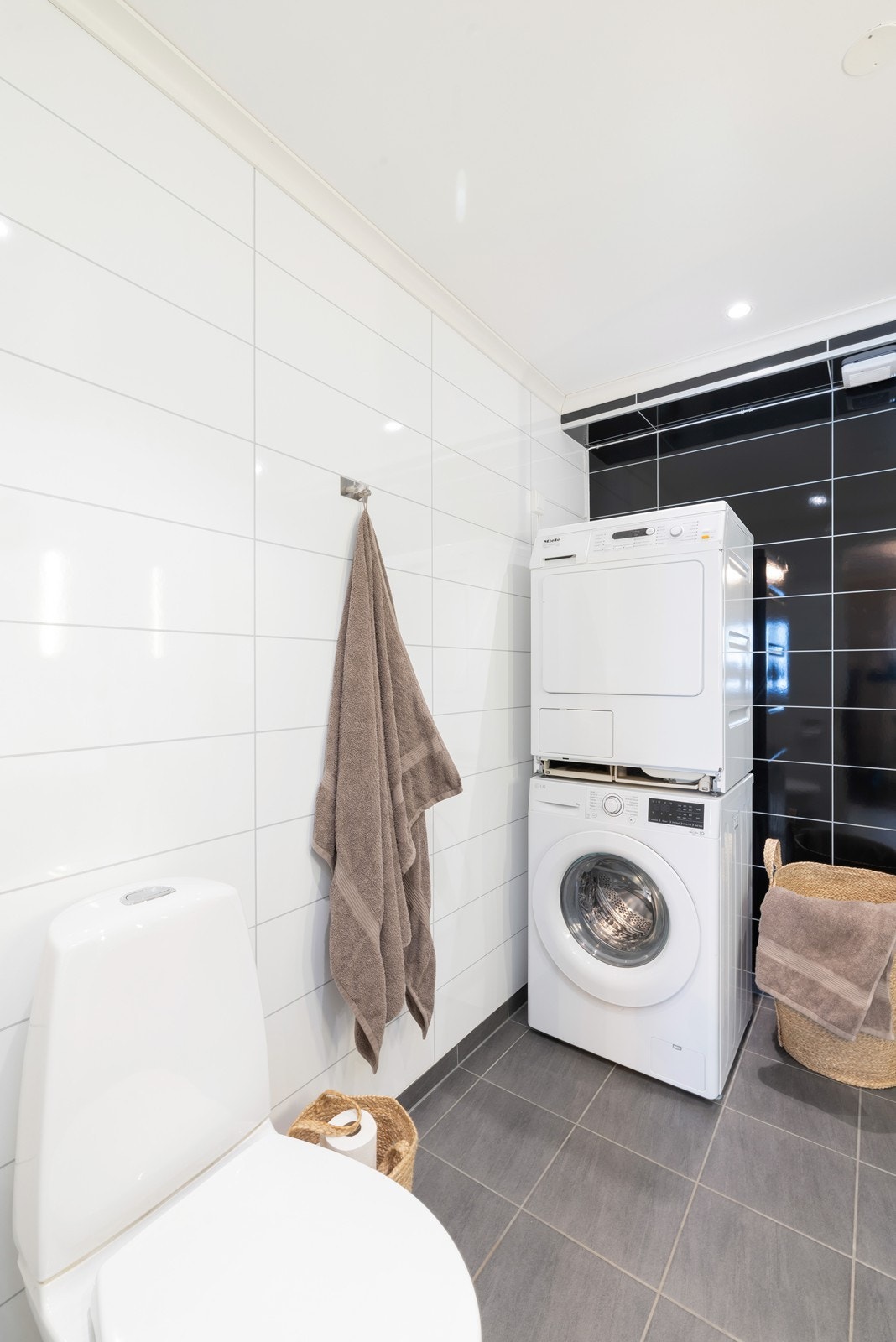 Det er opplegg for vaskemaskin og tørketrommel på bad. Galleribilde