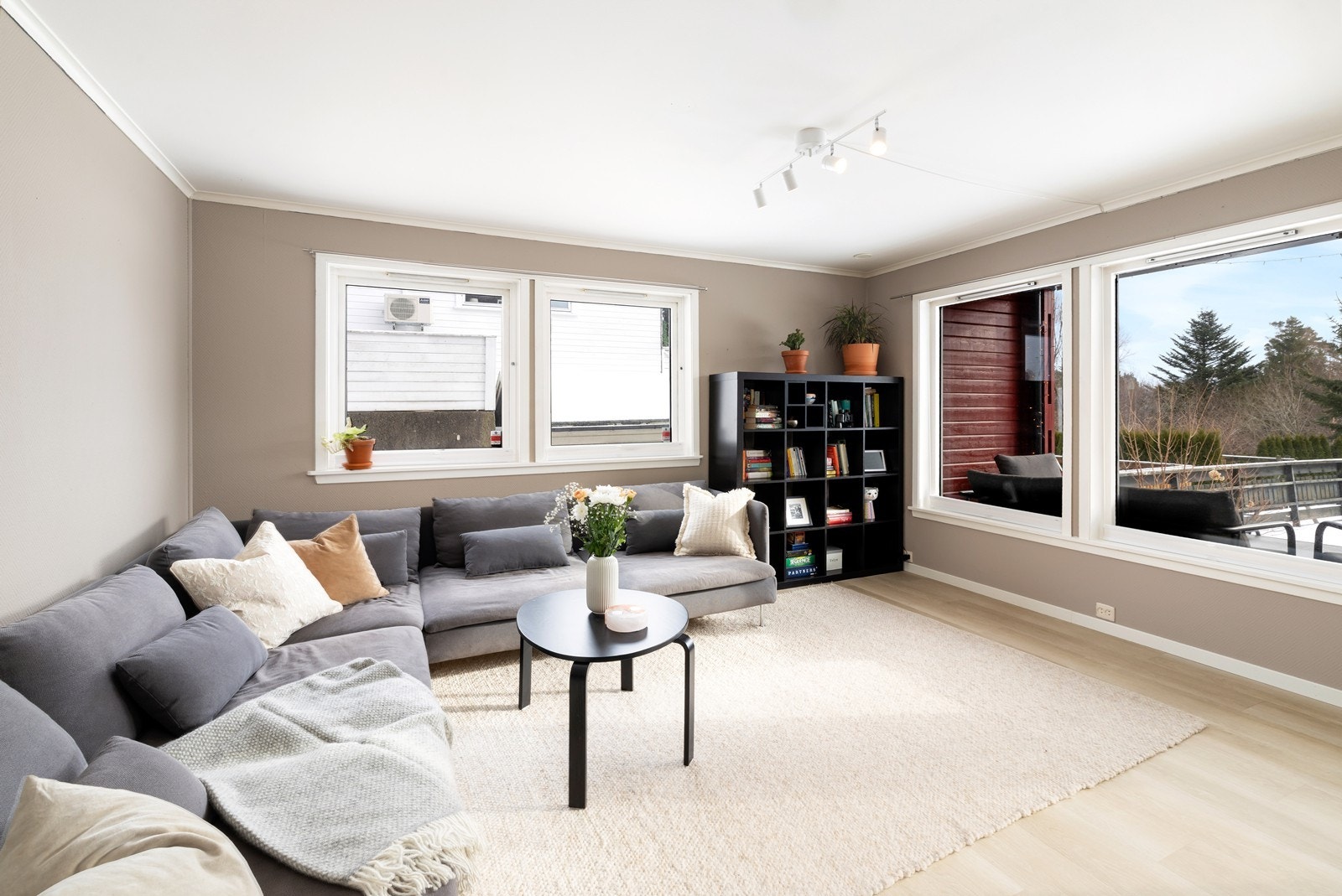 Her er det store vindusflater og godt naturlig lysinnslipp. Galleribilde