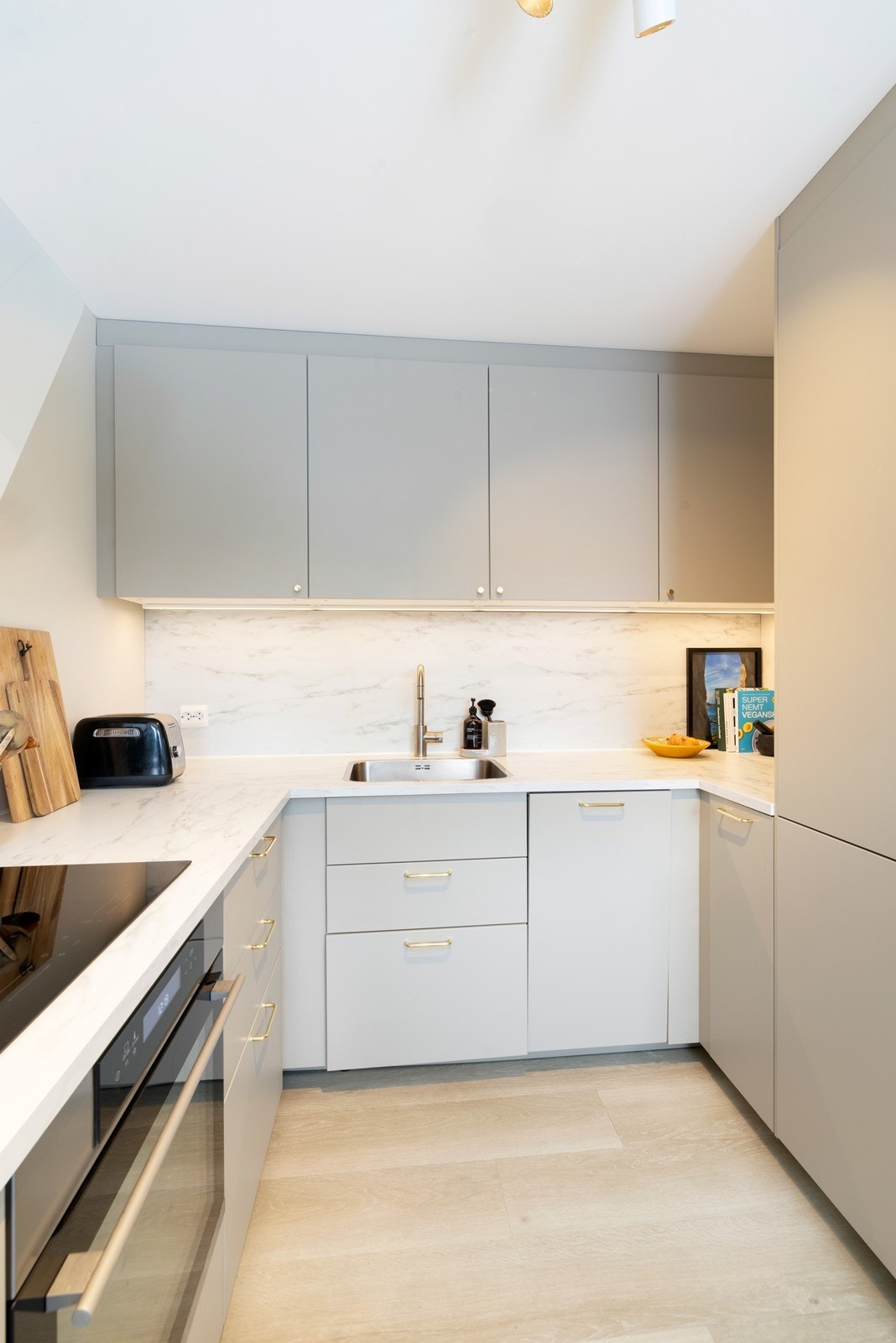 Her finner du moderne fronter, integrerte hvitevarer og god skap- og benkeplass. Galleribilde