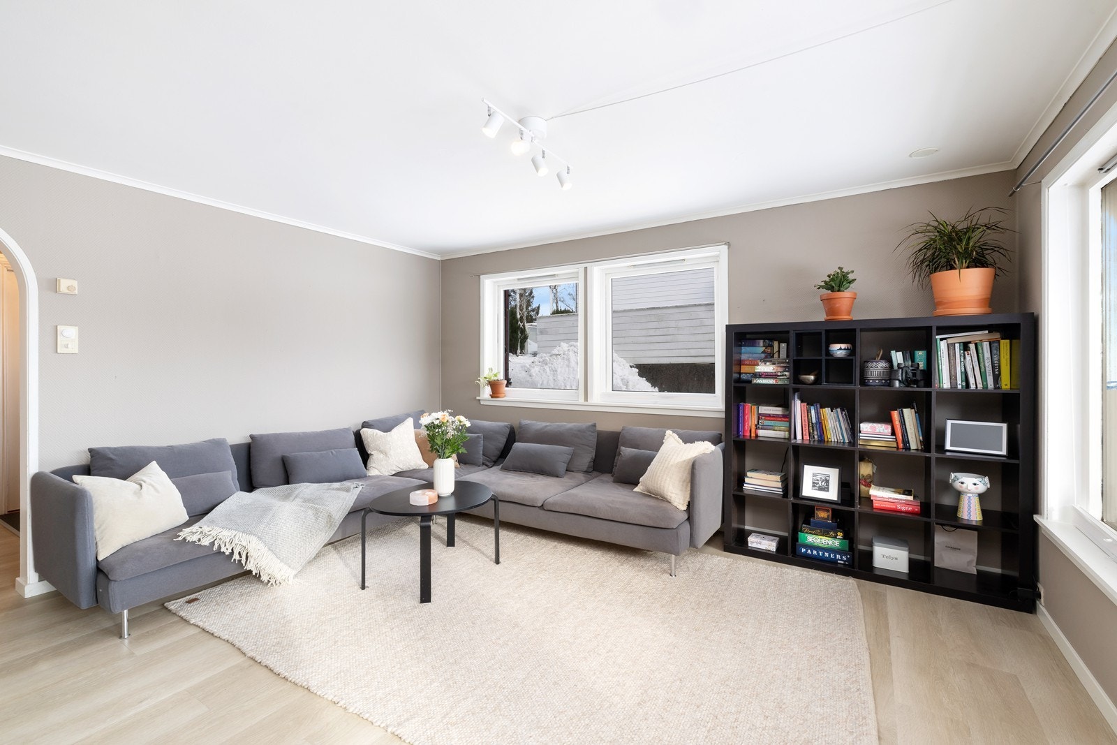 Stuen framstår som lys og romslig. Galleribilde