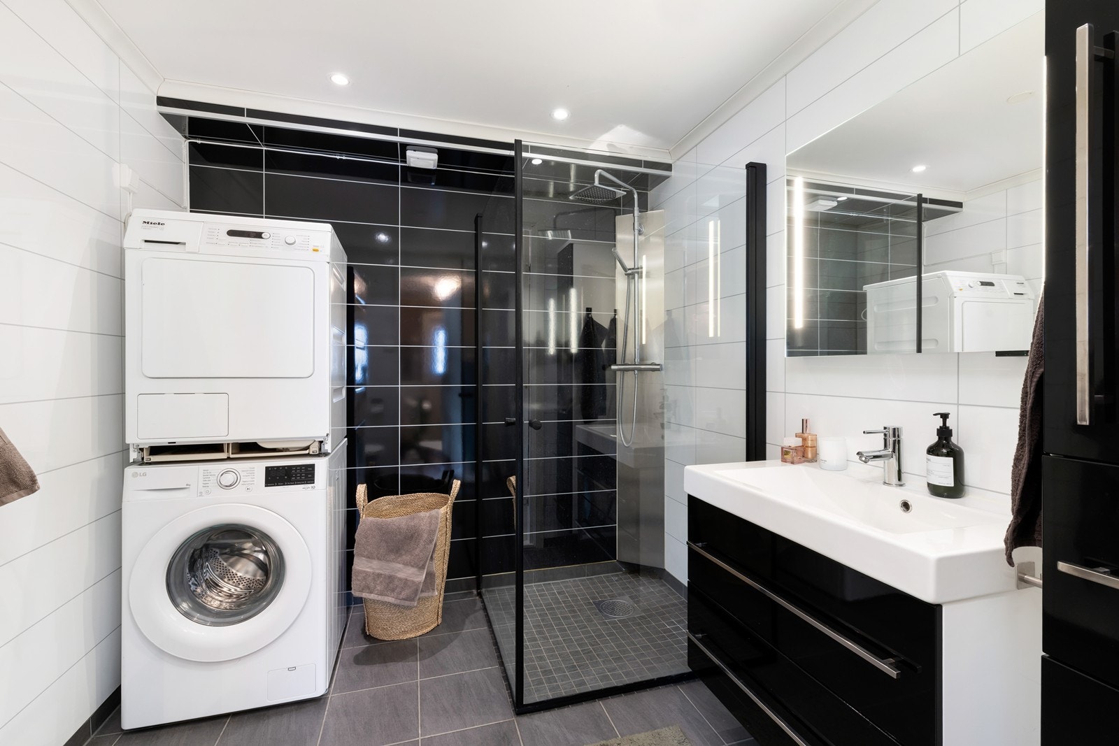 Leiligheten har et pent bad som ble pusset opp av tidligere eier ca. 2021. Galleribilde