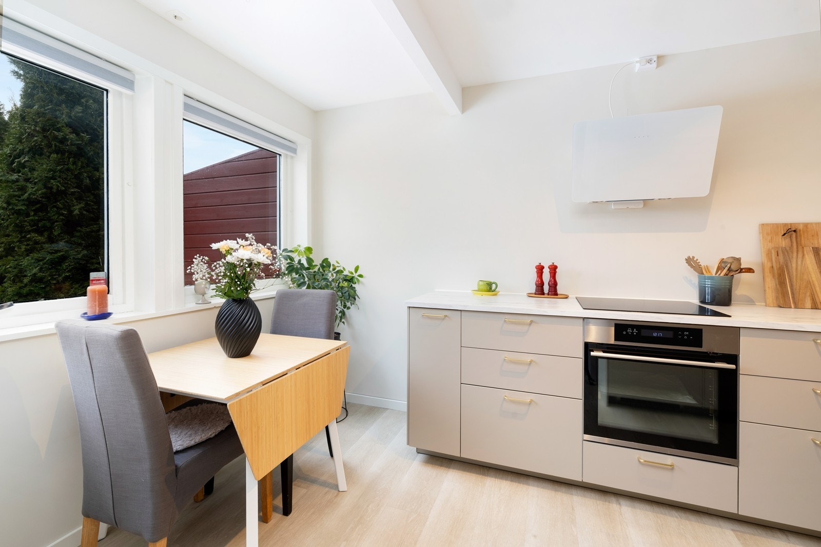 Leilighetens kjøkken framstår som pent og romslig. Galleribilde