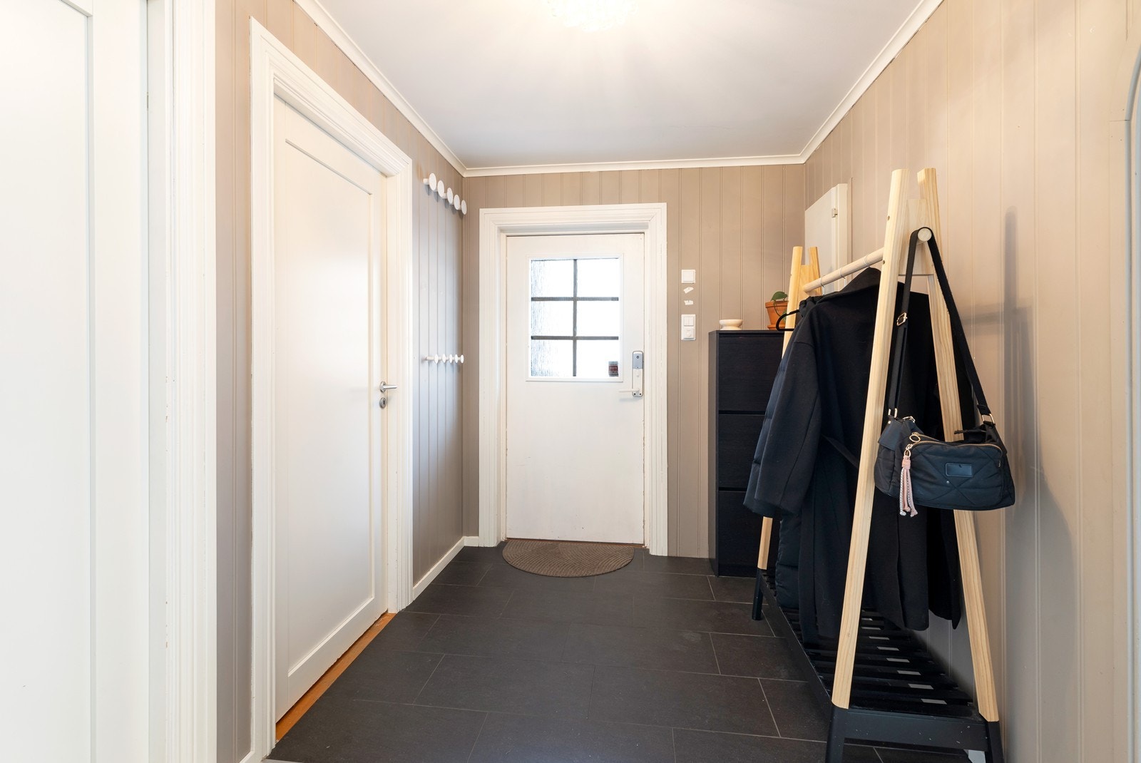 I gangen er det god plass til å henge fra seg. Legg også merke til fliser på gulv med gulvvarme under, veldig praktisk høst og vinter. Galleribilde