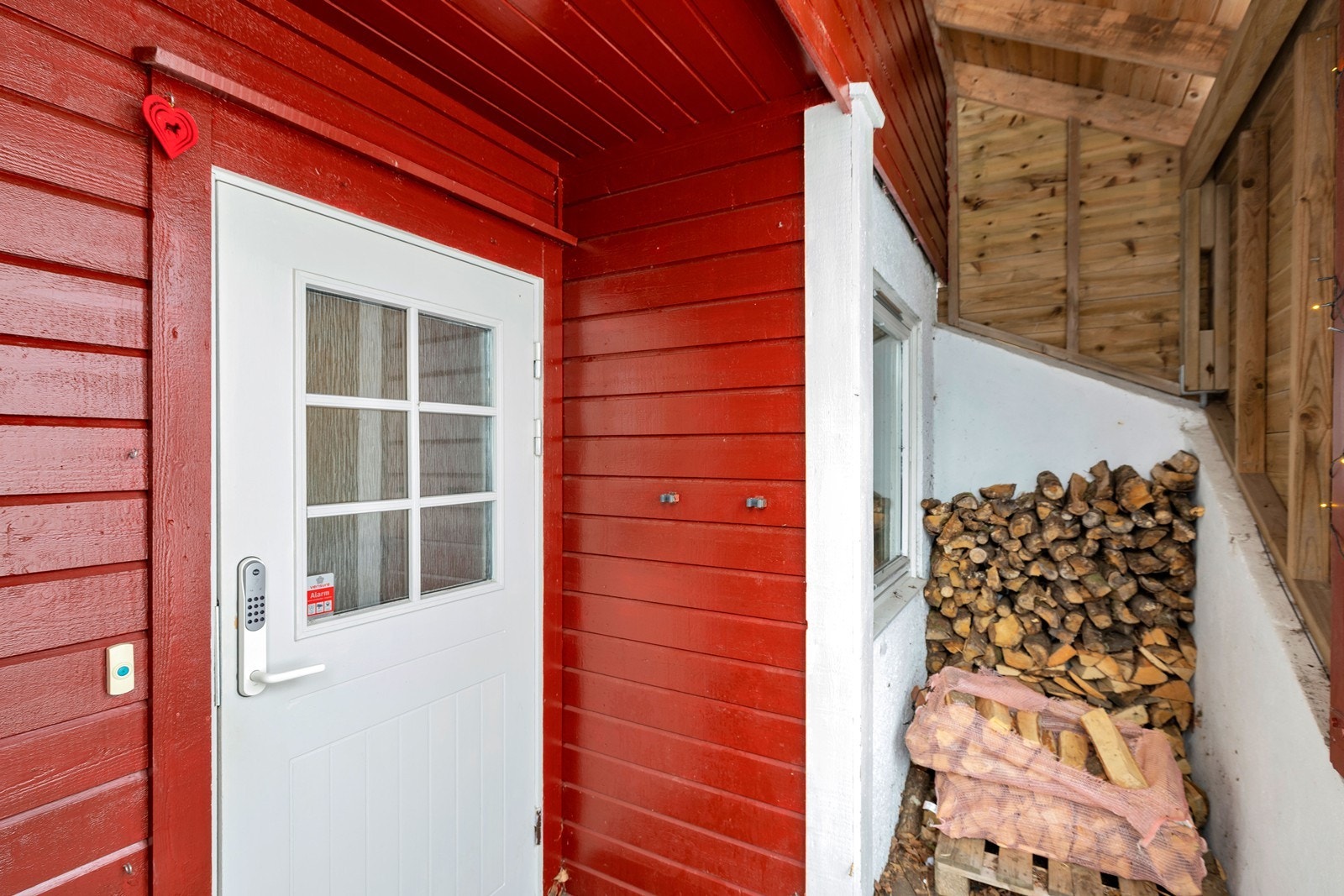 Overbygget inngangsparti med god plass til vedlag. Galleribilde