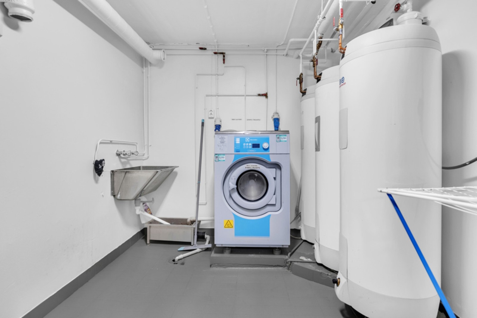 Felles vaskeri i kjeller Galleribilde