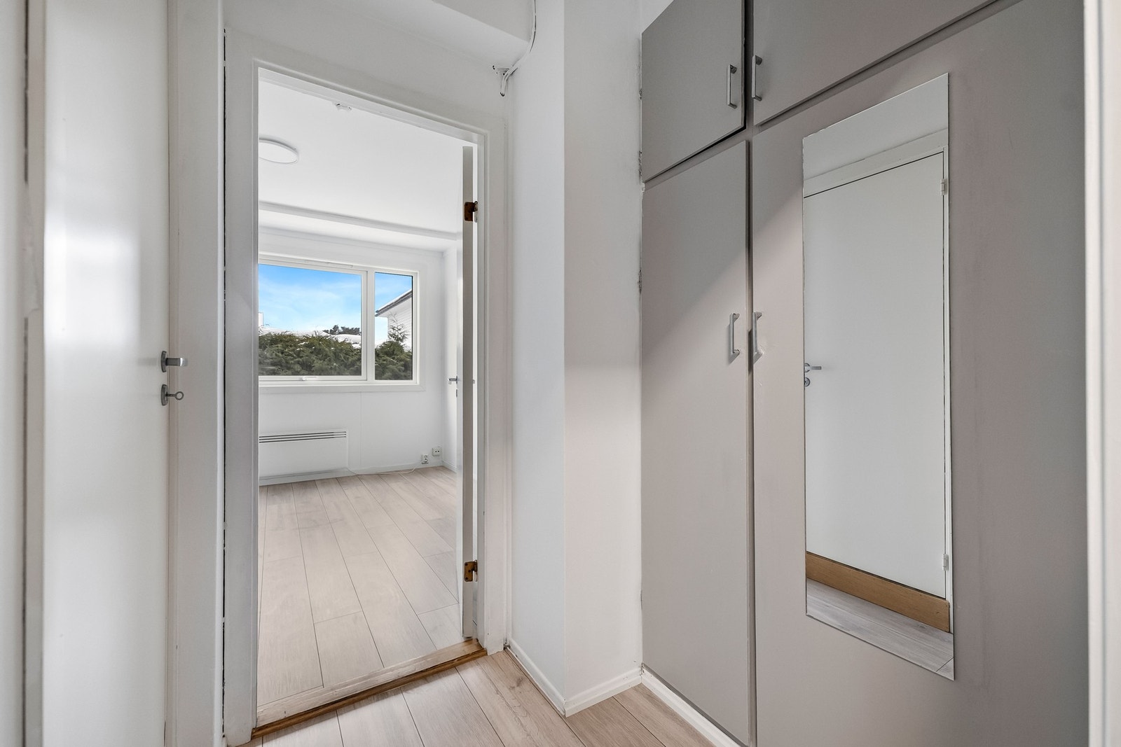 Entré med garderobeløsning Galleribilde