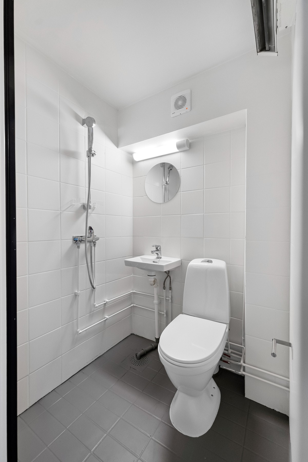 Flislagt bad. Det er byttet armatur og malt i 2026 Galleribilde