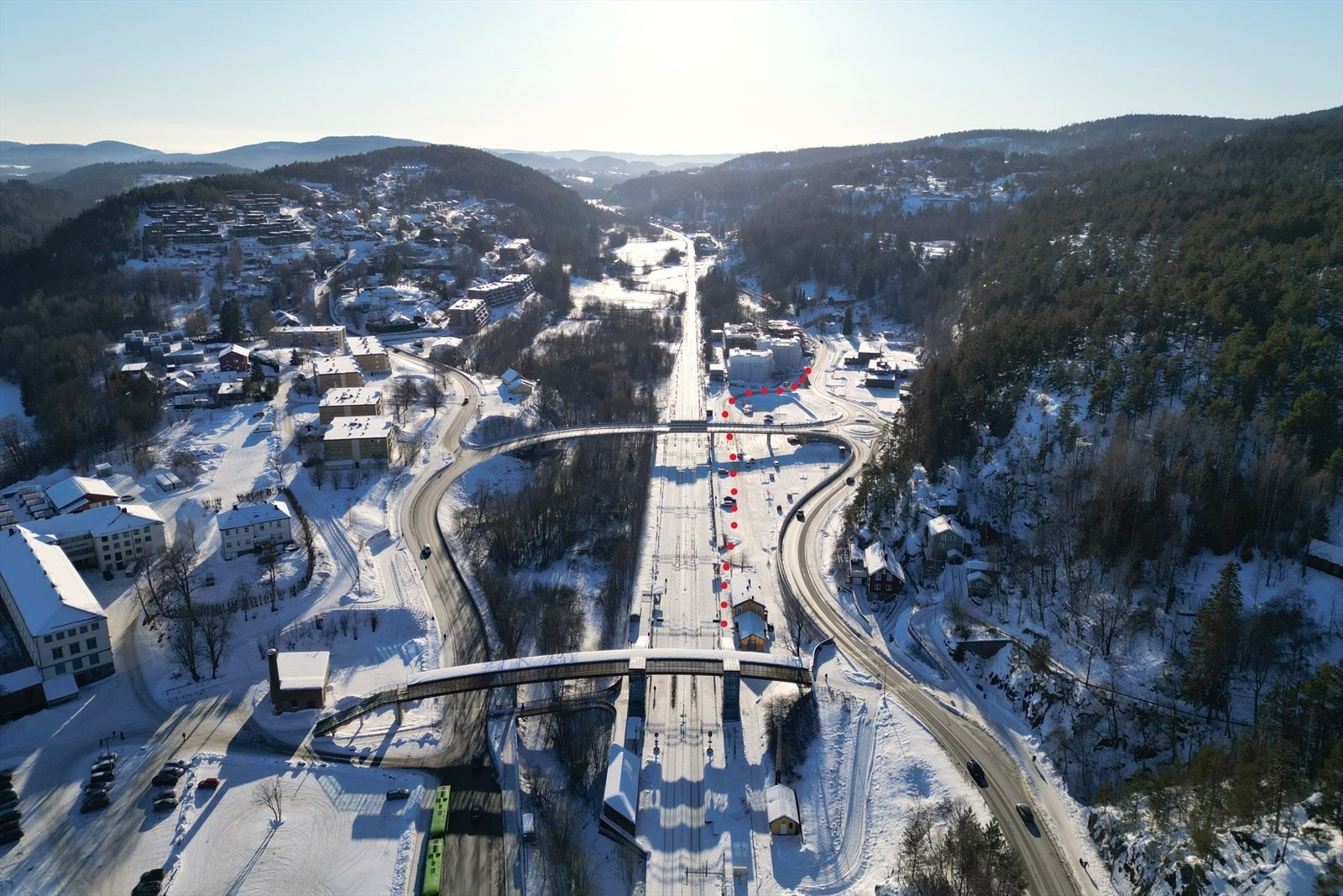 Fra boligen er det kort gange over pendlerparkeringen før du er på Heggedal Stasjon. Galleribilde