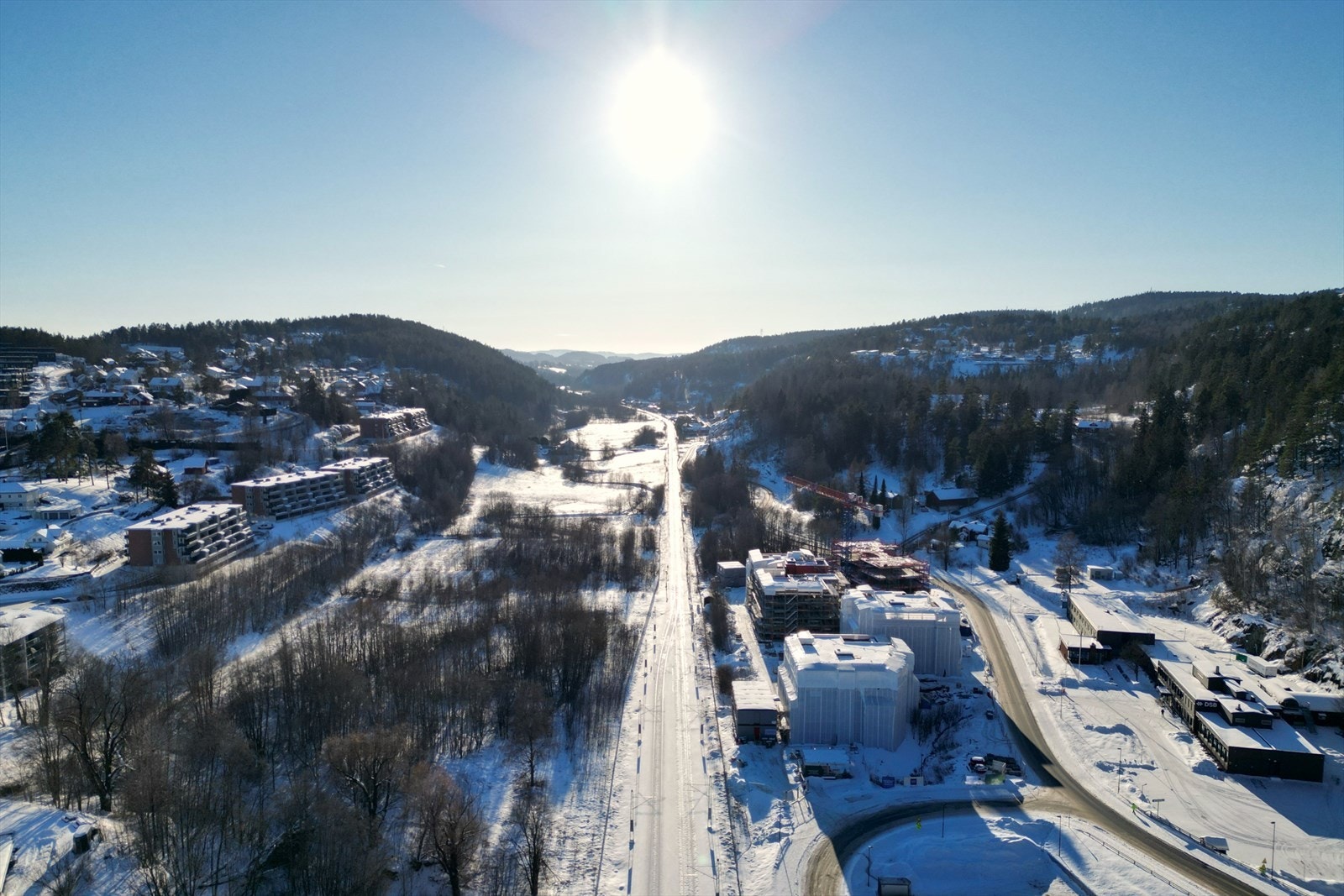 Landlige og naturskjønne omgivelser med gode togforbindelser til storbylivet i Oslo. Galleribilde