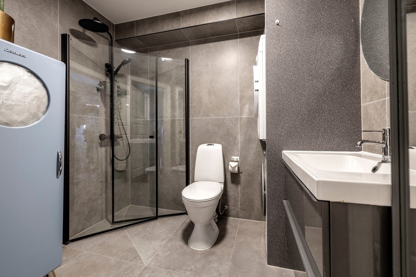 Badet ble pusset opp i 2023 med ny innredning og flislagte overflater. Galleribilde