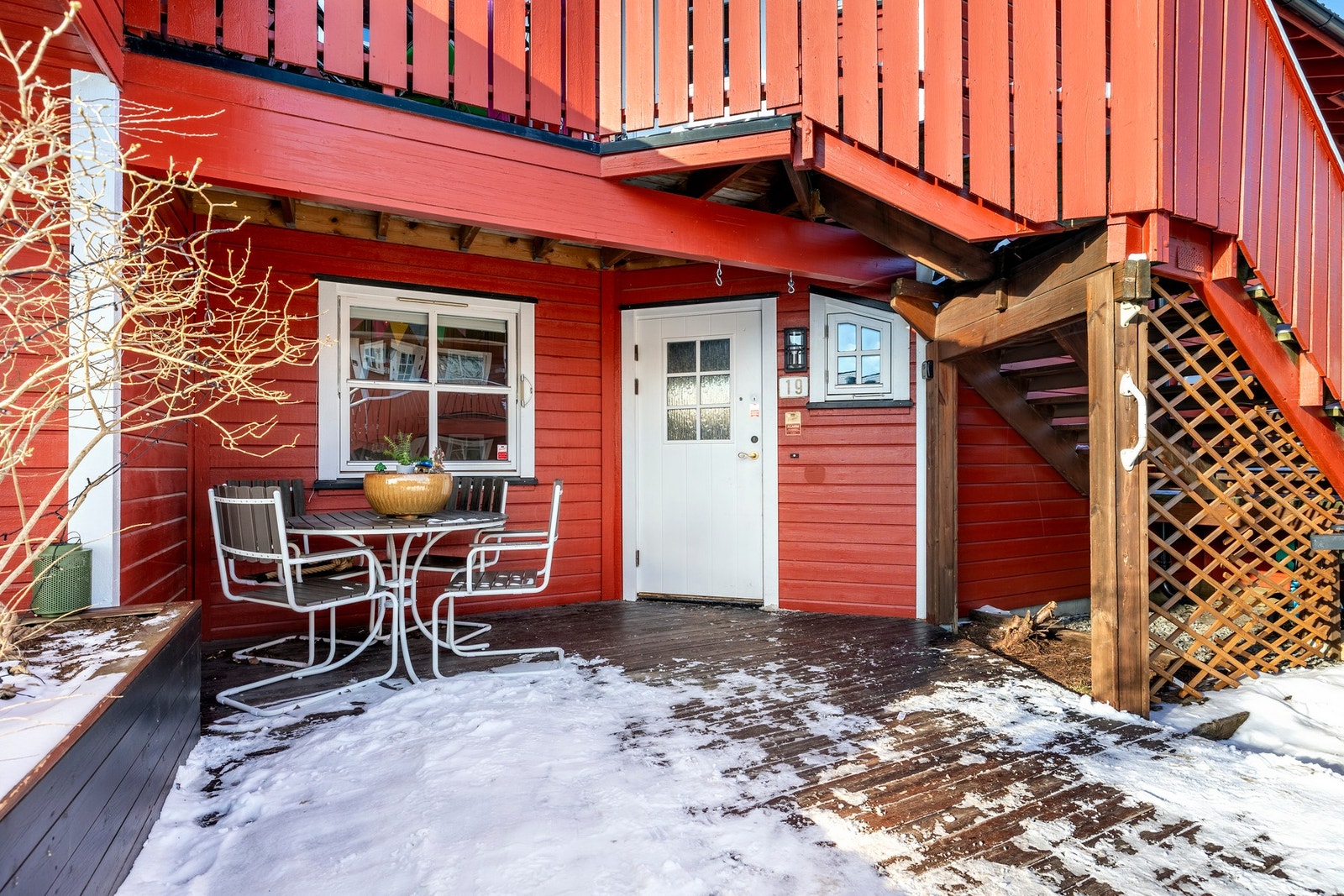 Ved inngangspartiet er det en terrasseplatting på ca. 14 kvm. Her er det plass til en liten sittegruppe. Galleribilde