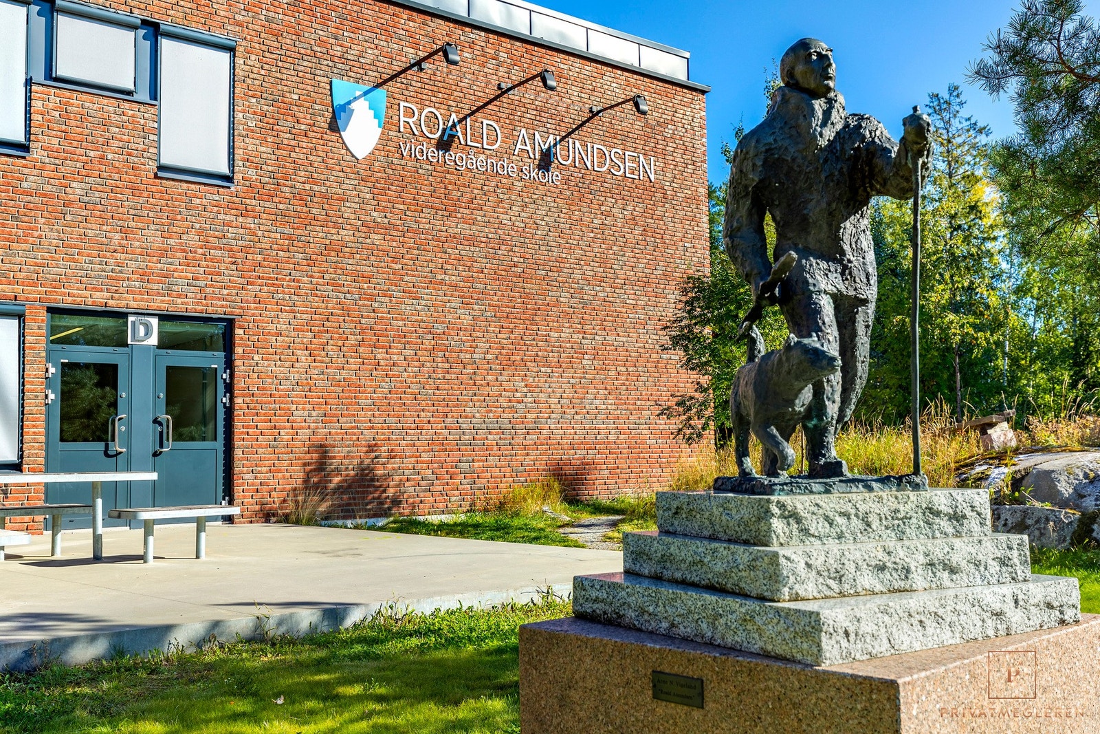 Få minutter gangavstand til Roald Amunsens Videregående skole. Galleribilde