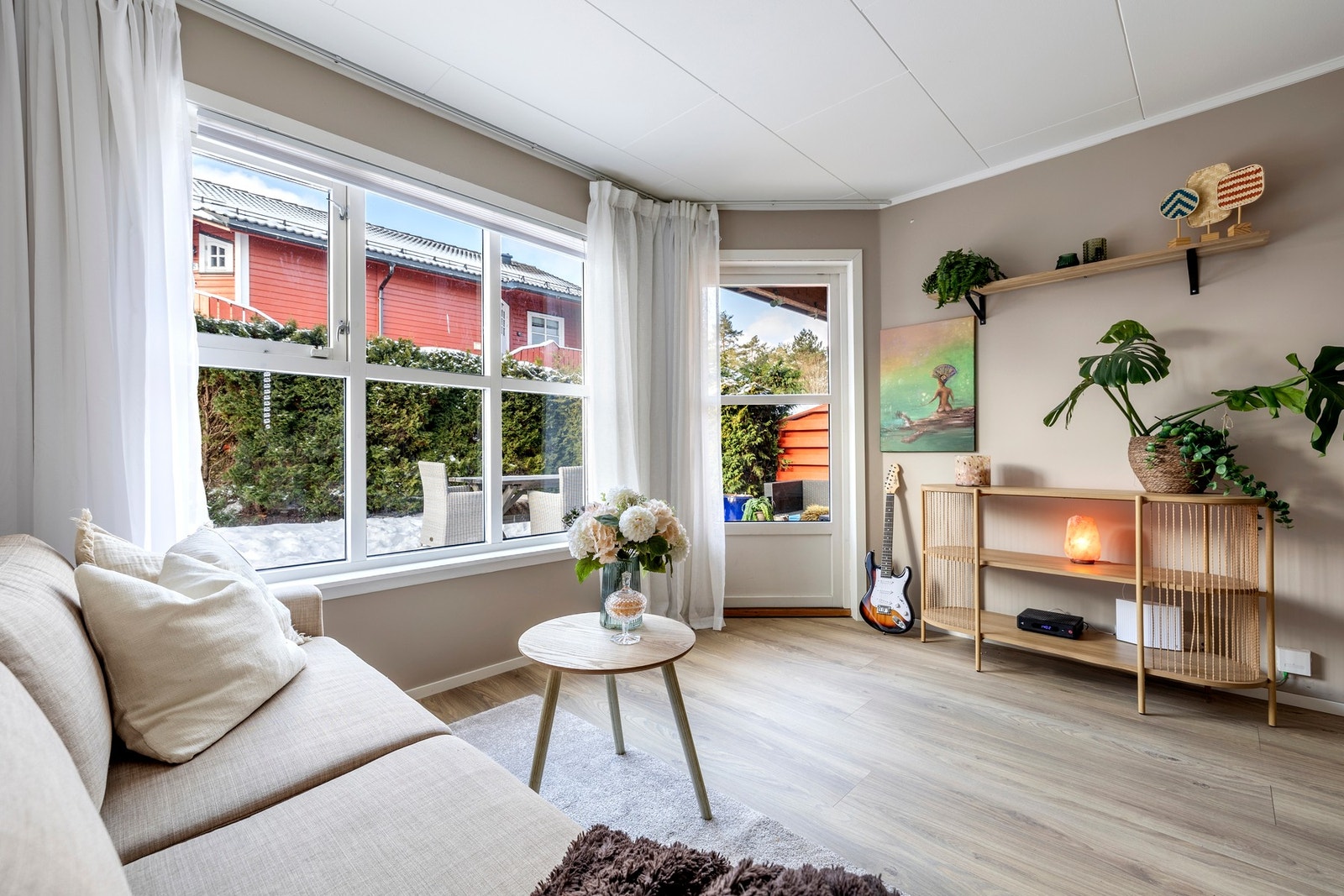 Leiligheten har en åpen stue-/kjøkkenløsning som danner et luftig og sosialt allrom. Galleribilde