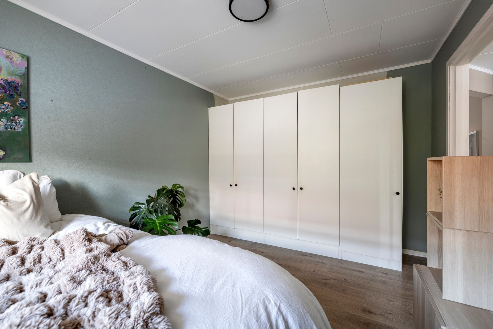 Det er to soverom, begge malt i behagelige fargetoner kombinert med laminatgulv. Hovedsoverommet er romslig med god plass til seng og nattbord. Galleribilde