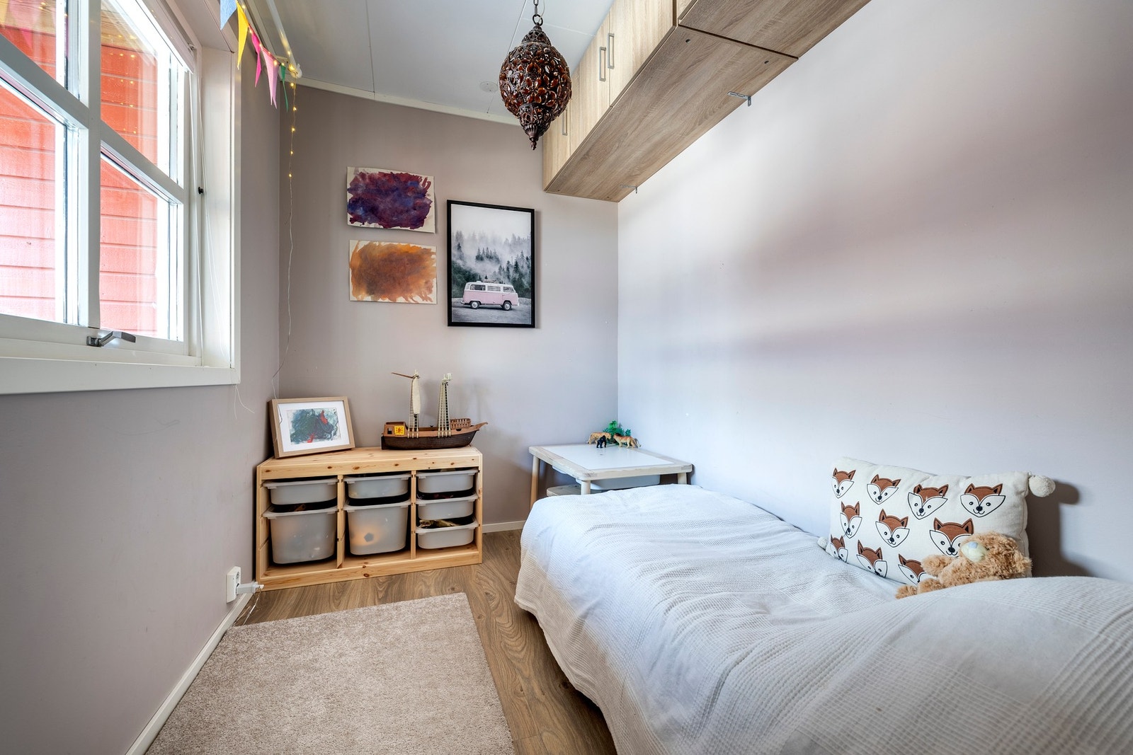 Det er to soverom, begge malt i behagelige fargetoner kombinert med laminatgulv. Soverom to passer perfekt som barnerom, gjesterom eller kontor. Galleribilde