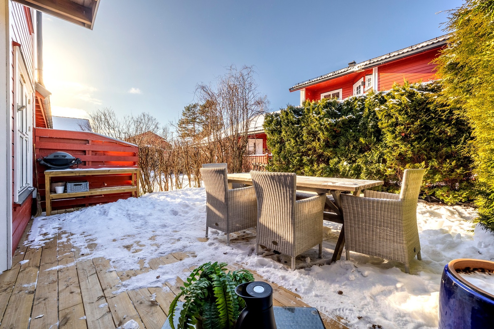 Fra stuen er det utgang til en romslig, vestvendt terrasse på ca. 30 kvm. Terrassen har levegger mot naboene, som gir en skjermet og privat uteplass. Galleribilde