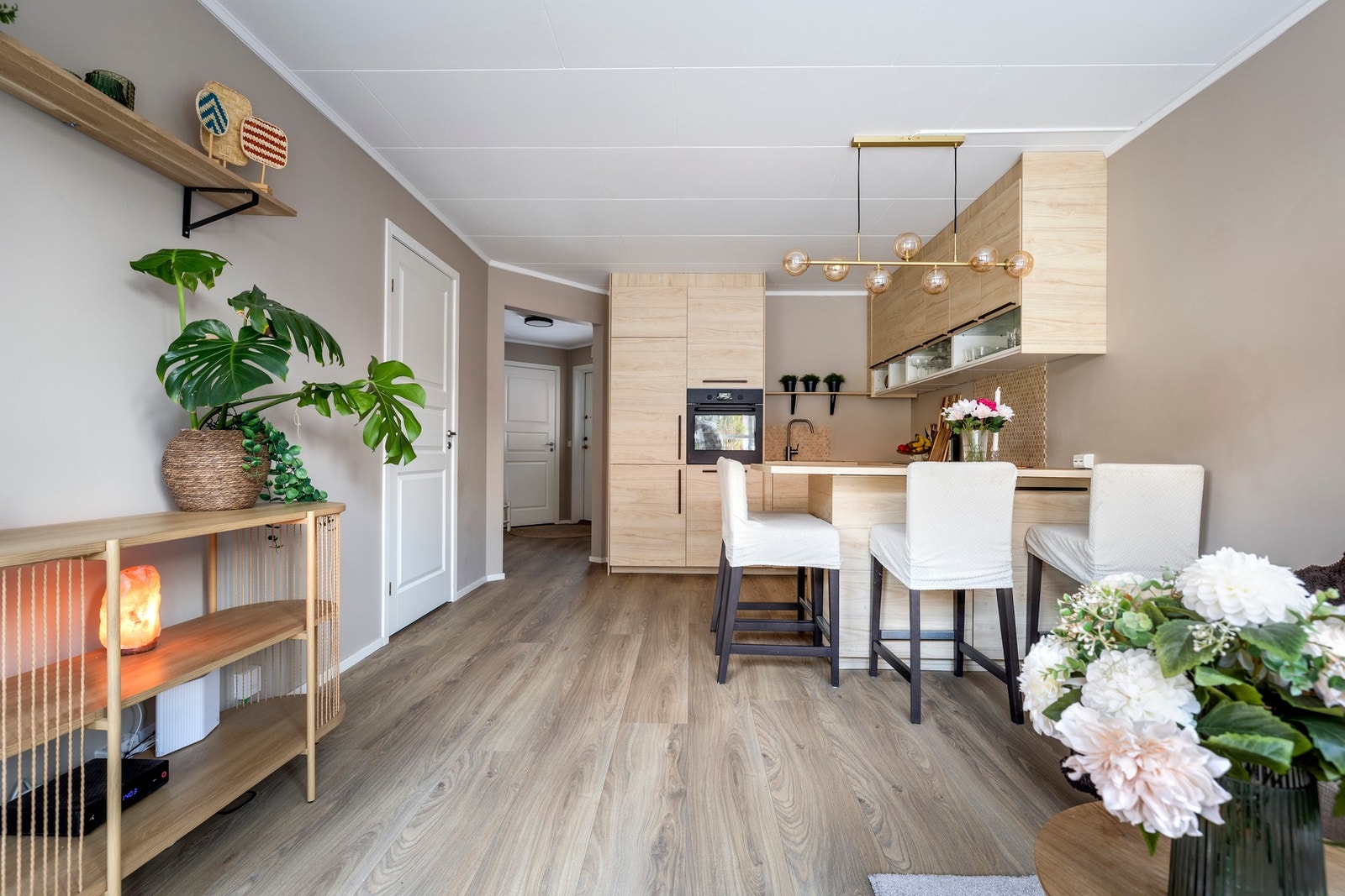 Mot stuen har kjøkkenet en praktisk barløsning som gir en ekstra arbeidsplass og en hyggelig sitteplass. Kjøkkenet er utstyrt med integrerte hvitevarer. Galleribilde