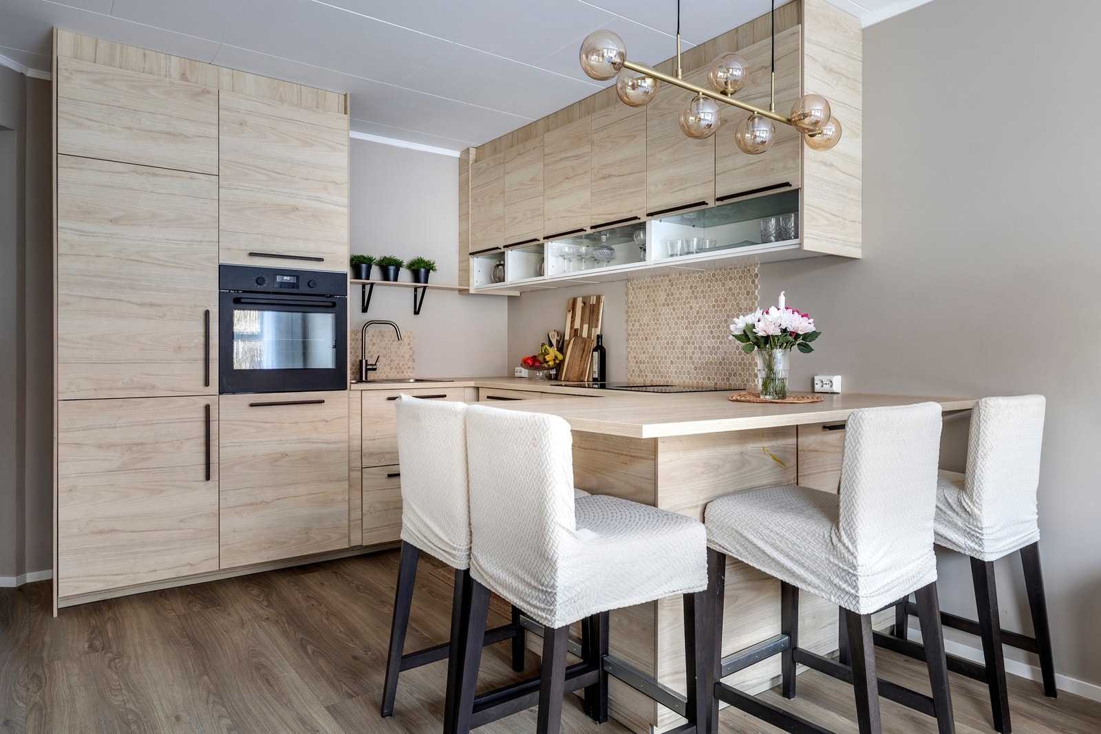 Nyere kjøkkeninnredning fra 2025 med slette fronter og laminerte benkeplater med nedfelt kum. Galleribilde