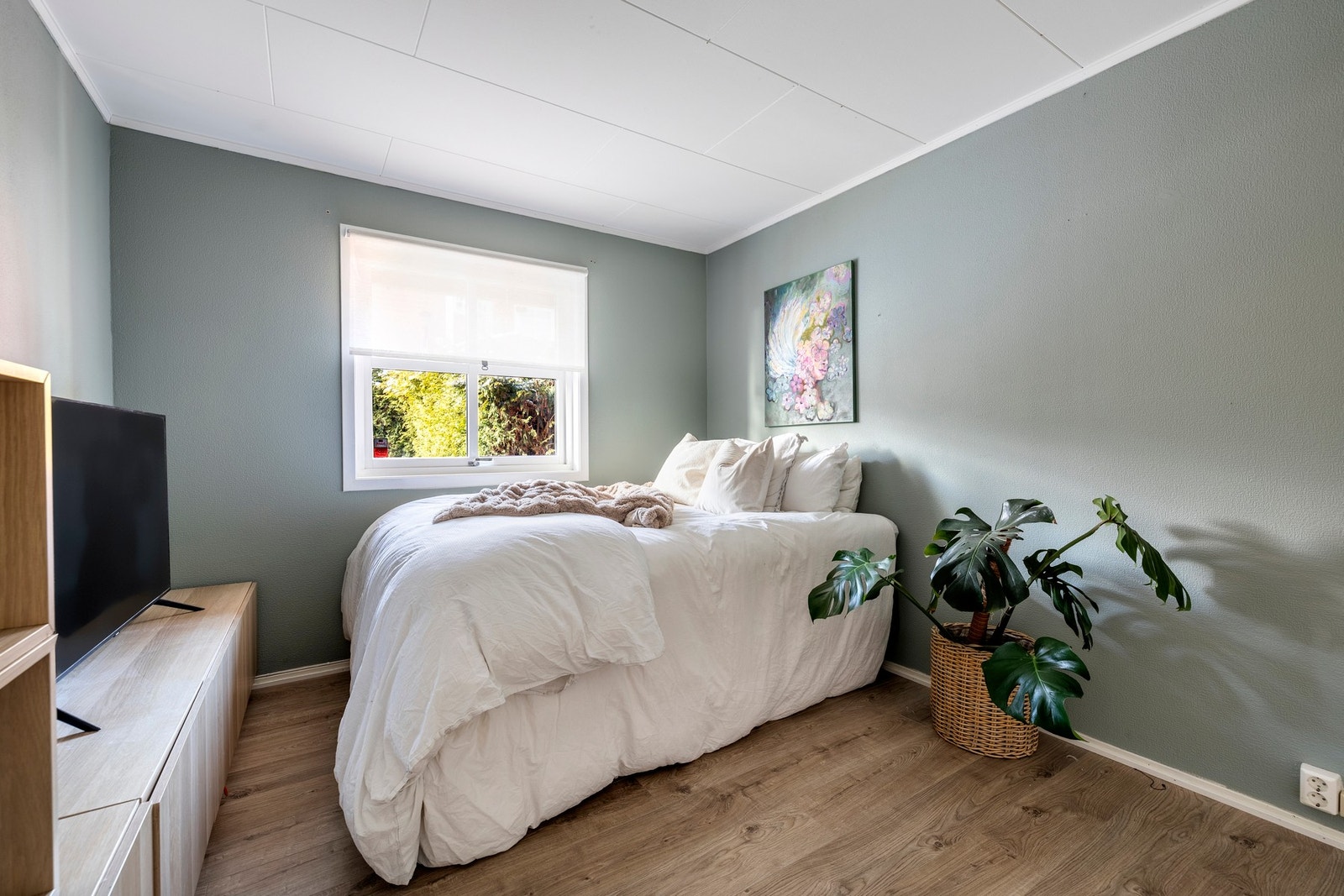 Det er to soverom, begge malt i behagelige fargetoner kombinert med laminatgulv. Hovedsoverommet er romslig med god plass til seng og nattbord. Galleribilde