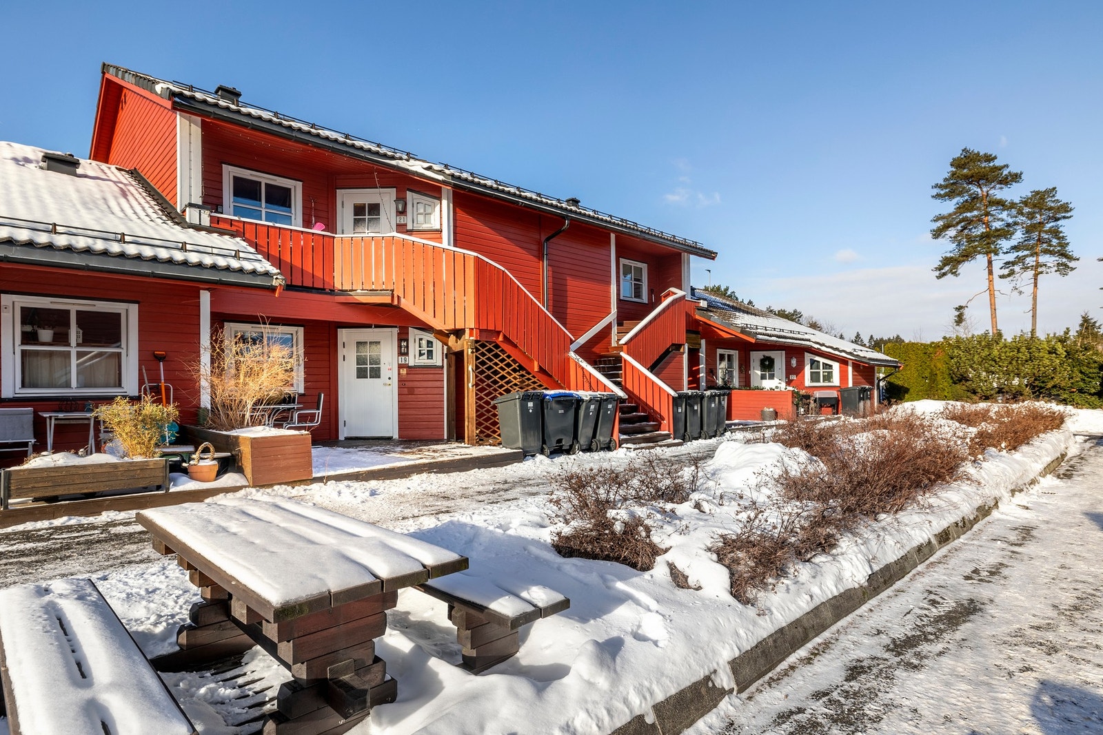 Ved inngangspartiet er det en terrasseplatting på ca. 14 kvm. Her er det plass til en liten sittegruppe, perfekt for morgenkaffen i solen. Galleribilde