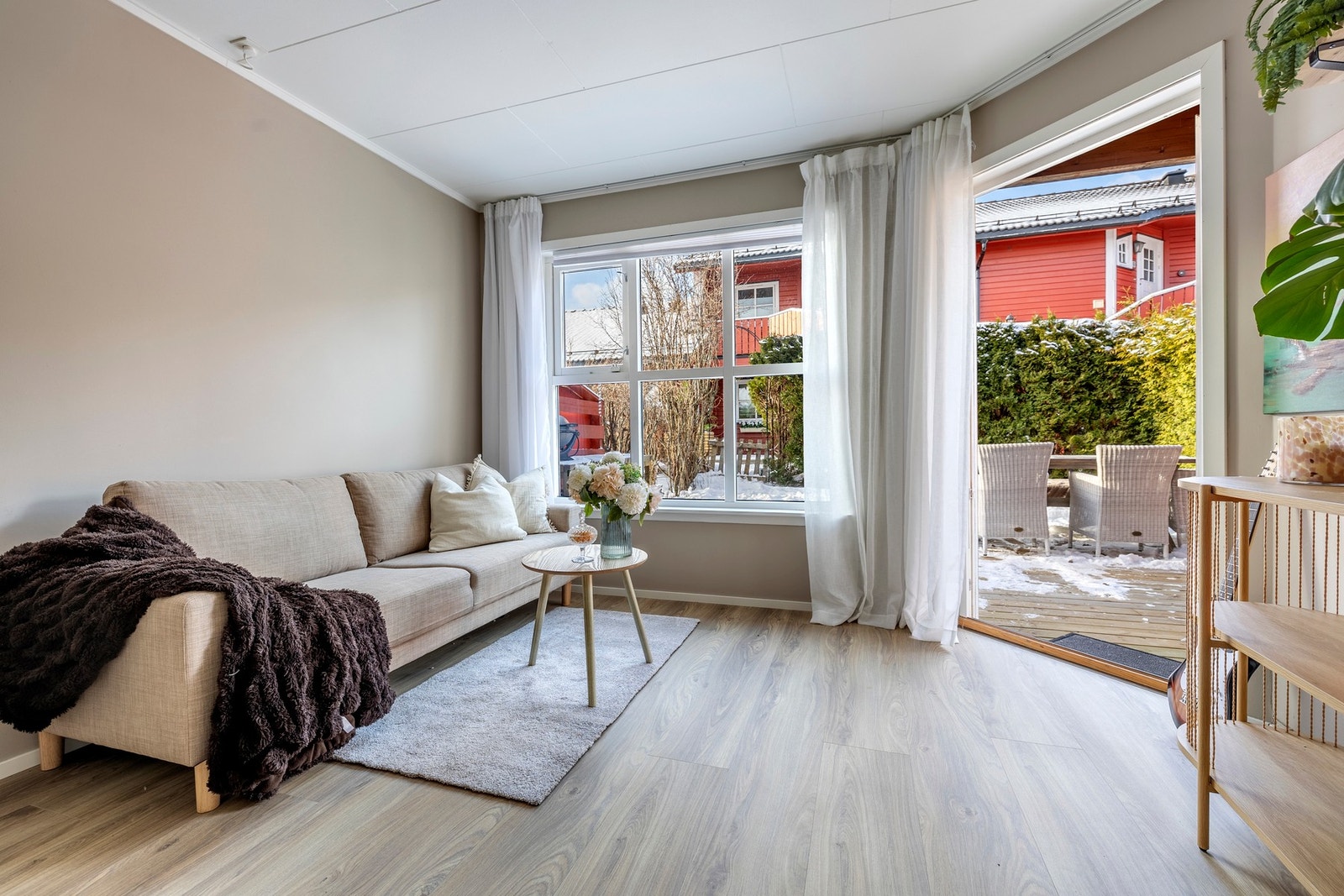 Leiligheten har en åpen stue-/kjøkkenløsning som danner et luftig og sosialt allrom. Galleribilde