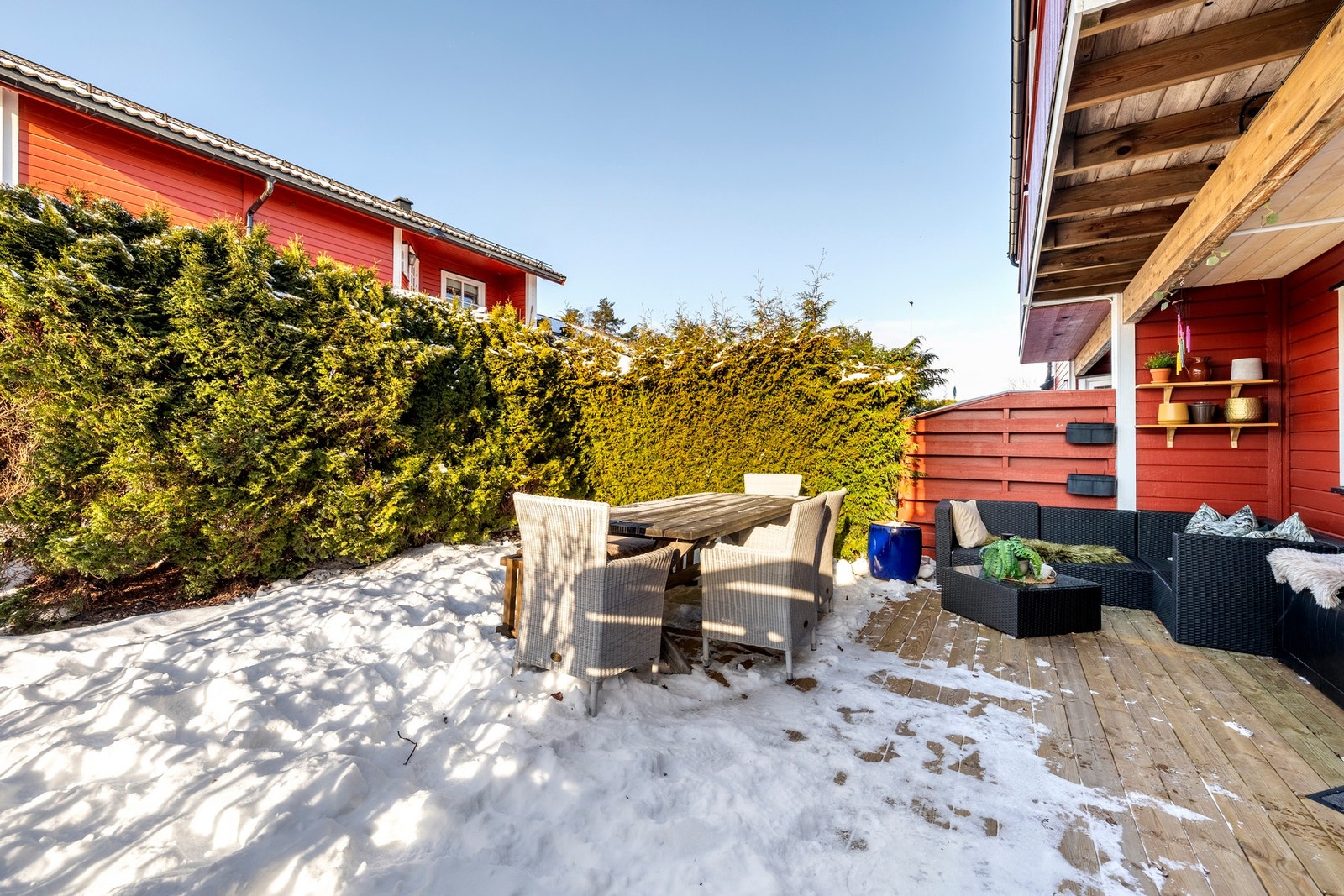 Fra stuen er det utgang til en romslig, vestvendt terrasse på ca. 30 kvm. Terrassen har levegger mot naboene, som gir en skjermet og privat uteplass. Galleribilde