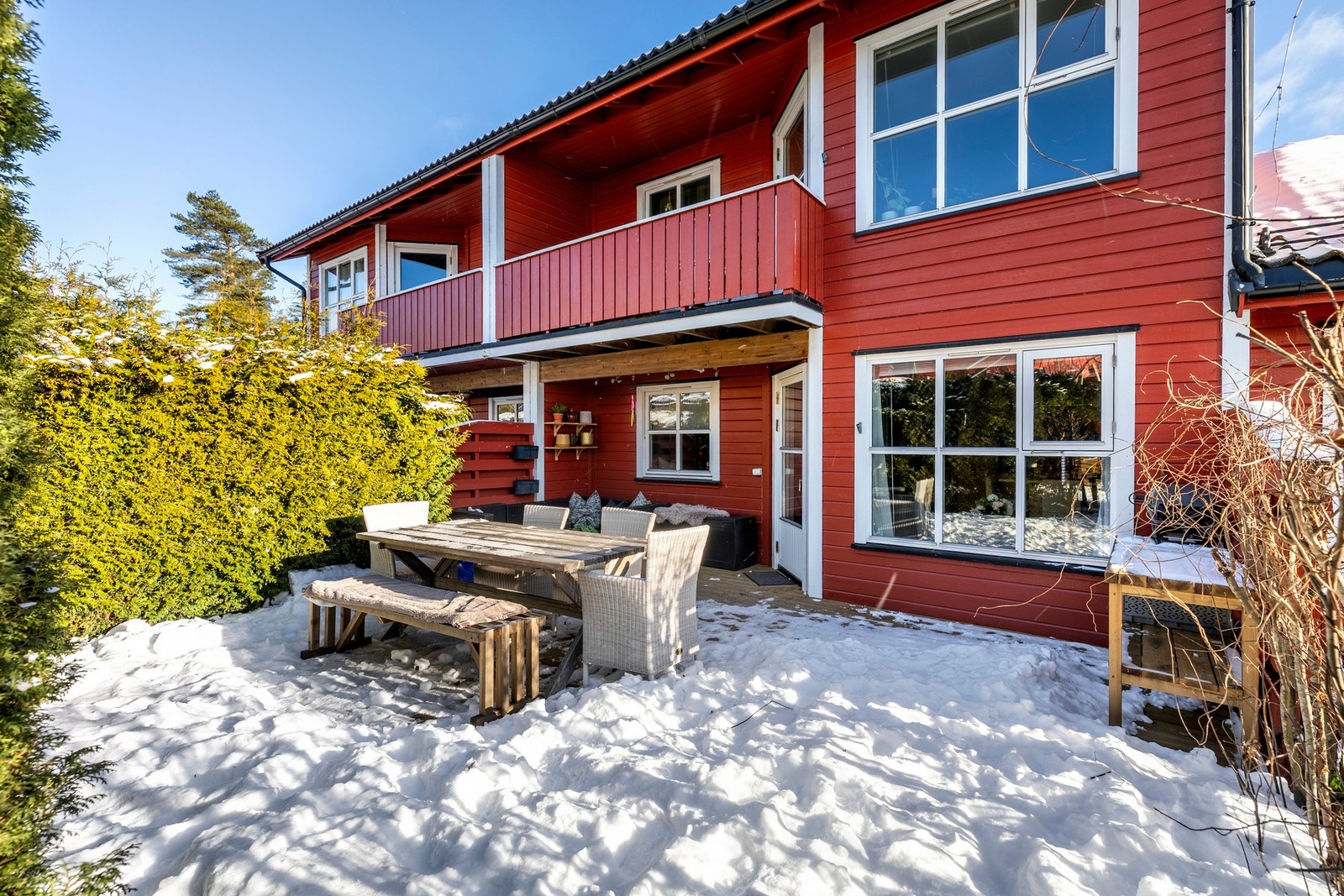 Fra stuen er det utgang til en romslig, vestvendt terrasse på ca. 30 kvm. Terrassen har levegger mot naboene, som gir en skjermet og privat uteplass. Galleribilde