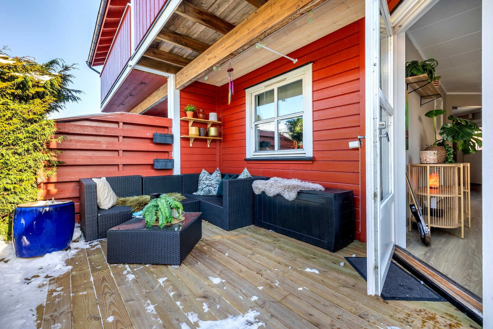 Fra stuen er det utgang til en romslig, vestvendt terrasse på ca. 30 kvm. Terrassen har levegger mot naboene, som gir en skjermet og privat uteplass. Galleribilde