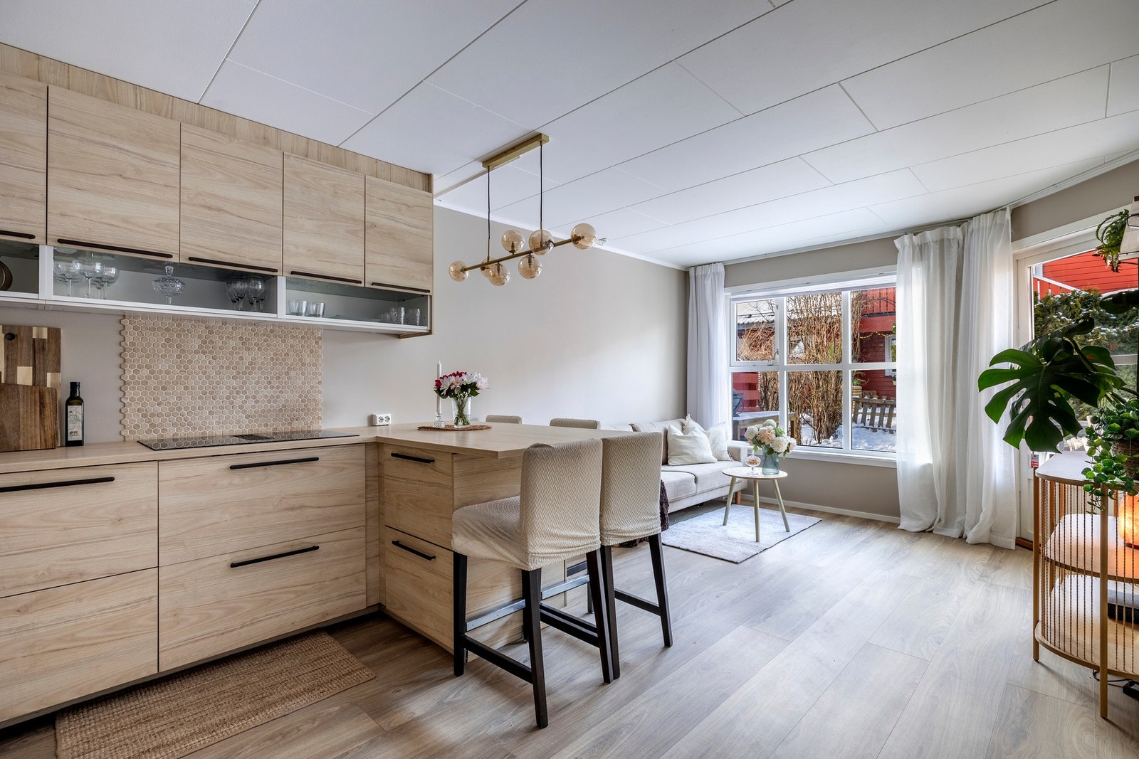 Leiligheten har en åpen stue-/kjøkkenløsning som danner et luftig og sosialt allrom. Stuen er malt i tidsriktige fargetoner og har laminatgulv. Det er gode møbleringsmuligheter med plass til sofagruppe og TV-anlegg. Galleribilde